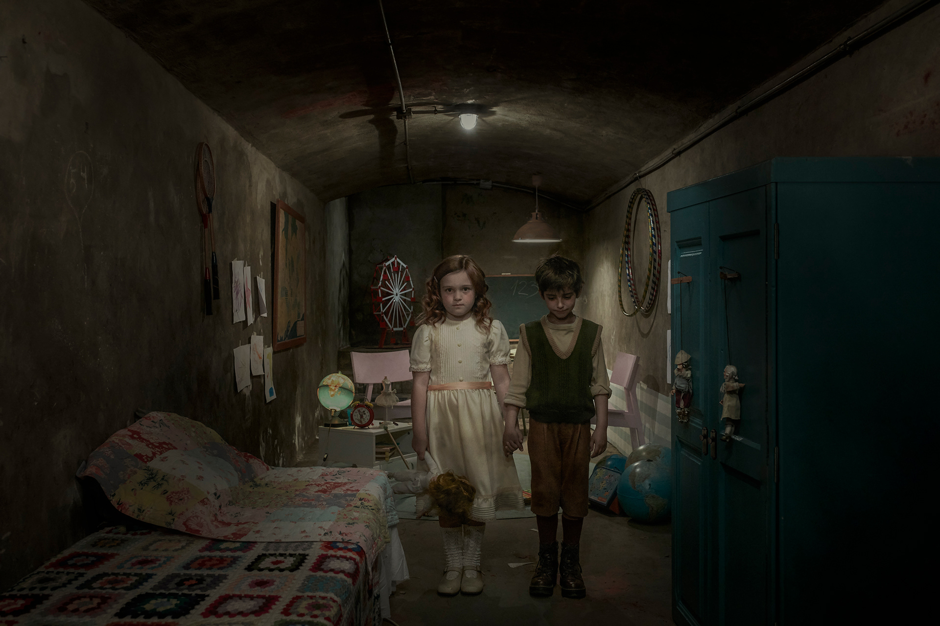 Historias dentro de un bunker de la guerra civil española. una pareja de niños de diferentes clases sociales viviendo en un bunker. En una paleta de colores frios donde predominan los azules.