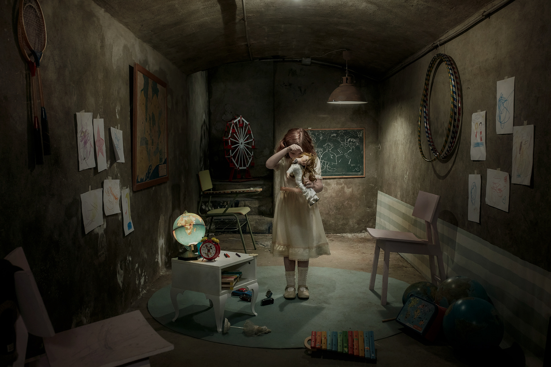 Historias dentro de un bunker de la guerra civil española. una pareja de niños de diferentes clases sociales viviendo en un bunker. En una paleta de colores frios donde predominan los azules.