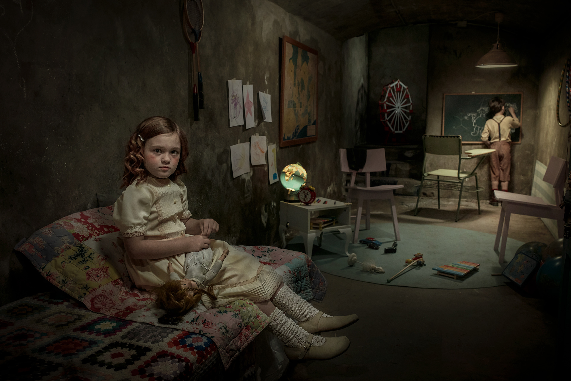 Historias dentro de un bunker de la guerra civil española. una pareja de niños de diferentes clases sociales viviendo en un bunker. En una paleta de colores frios donde predominan los azules.