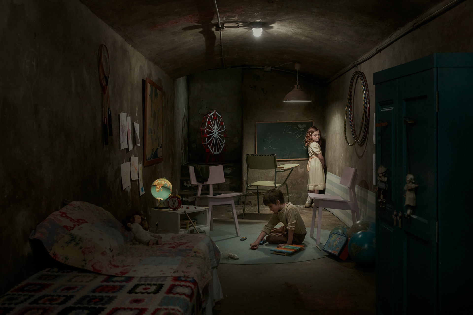 Historias dentro de un bunker de la guerra civil española. una pareja de niños de diferentes clases sociales viviendo en un bunker. En una paleta de colores frios donde predominan los azules.