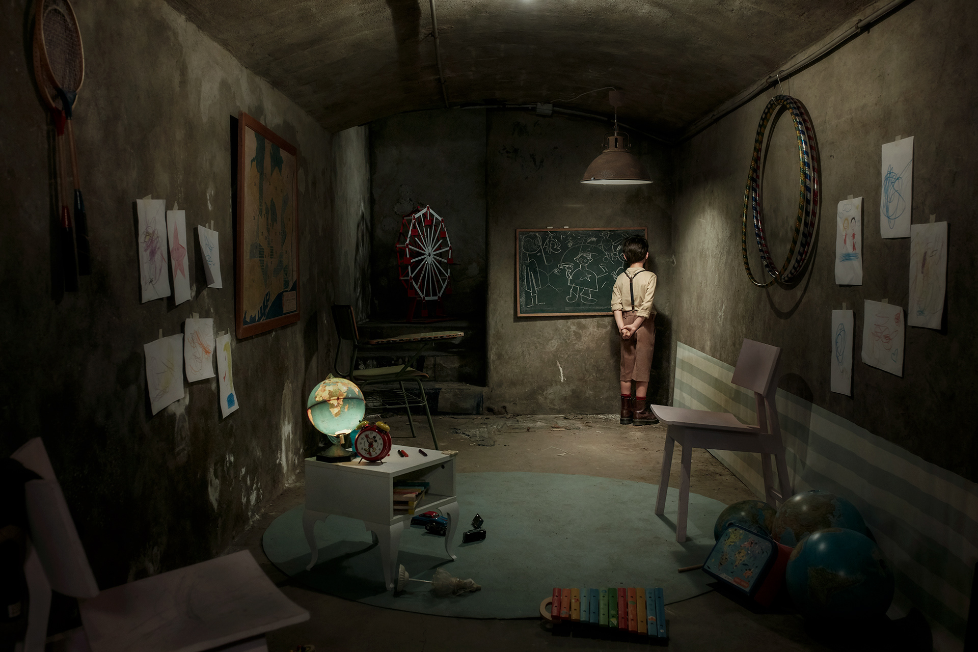 Historias dentro de un bunker de la guerra civil española. una pareja de niños de diferentes clases sociales viviendo en un bunker. En una paleta de colores frios donde predominan los azules.