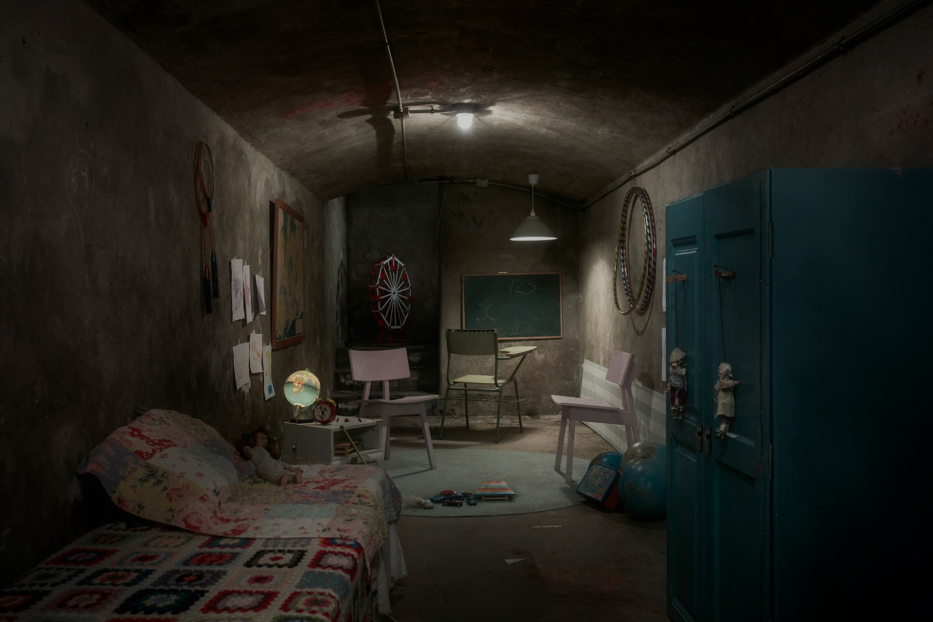 Historias dentro de un bunker de la guerra civil española. una pareja de niños de diferentes clases sociales viviendo en un bunker. En una paleta de colores frios donde predominan los azules.