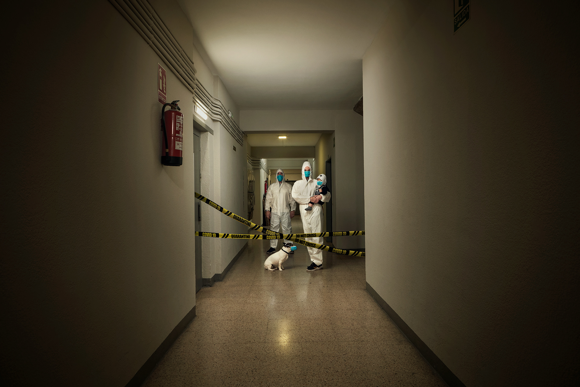 Trabajo personal. 6,5Mts es una serie de fotografias de retrato realizados durante las primeras semanas del confinamiento a raíz de la pandemia por el COVID19. Personal work. 6,5Mts is a series of portrait photographs taken during the first weeks of confinement following the pandemic by COVID19.