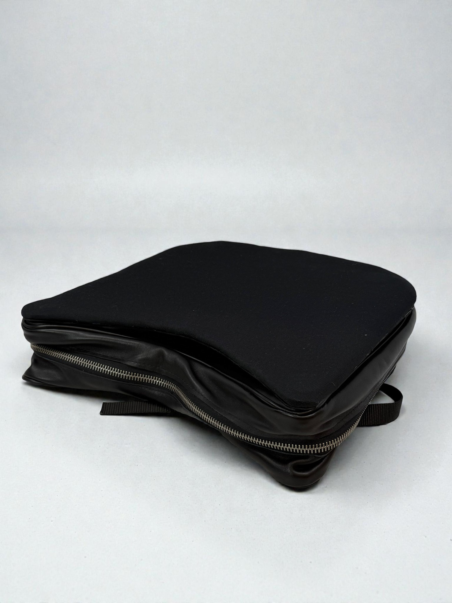 Soft mesh reversible magnetic top