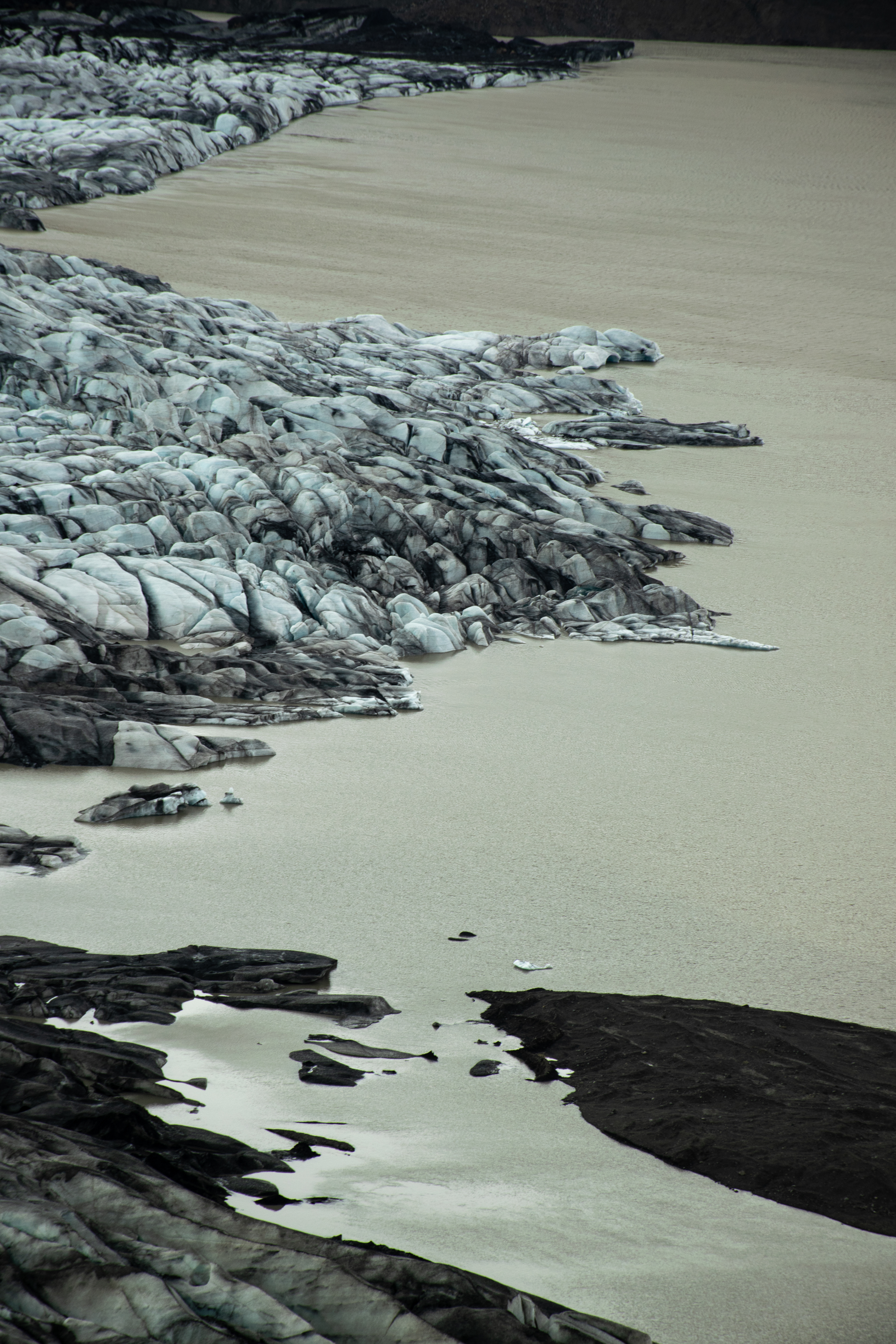Déversement d'icebergs depuis le glacier de Skaftafelljökull