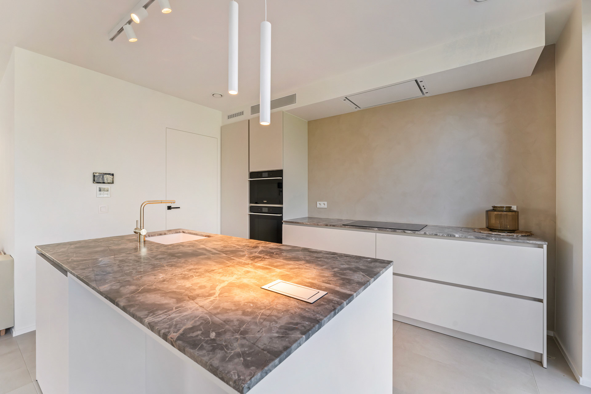 Schilderwerken keuken en plaatsing 'Aqua Sensa' op spatwand