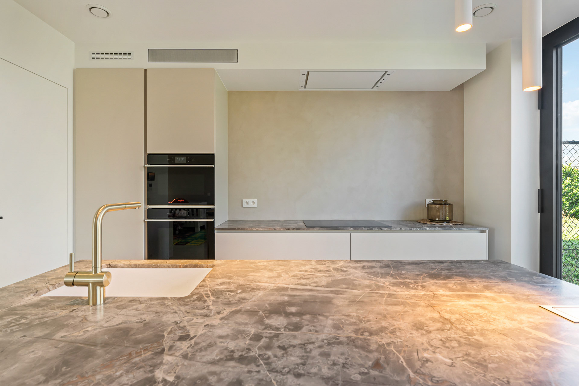 Schilderwerken keuken en plaatsing 'Aqua Sensa' op spatwand