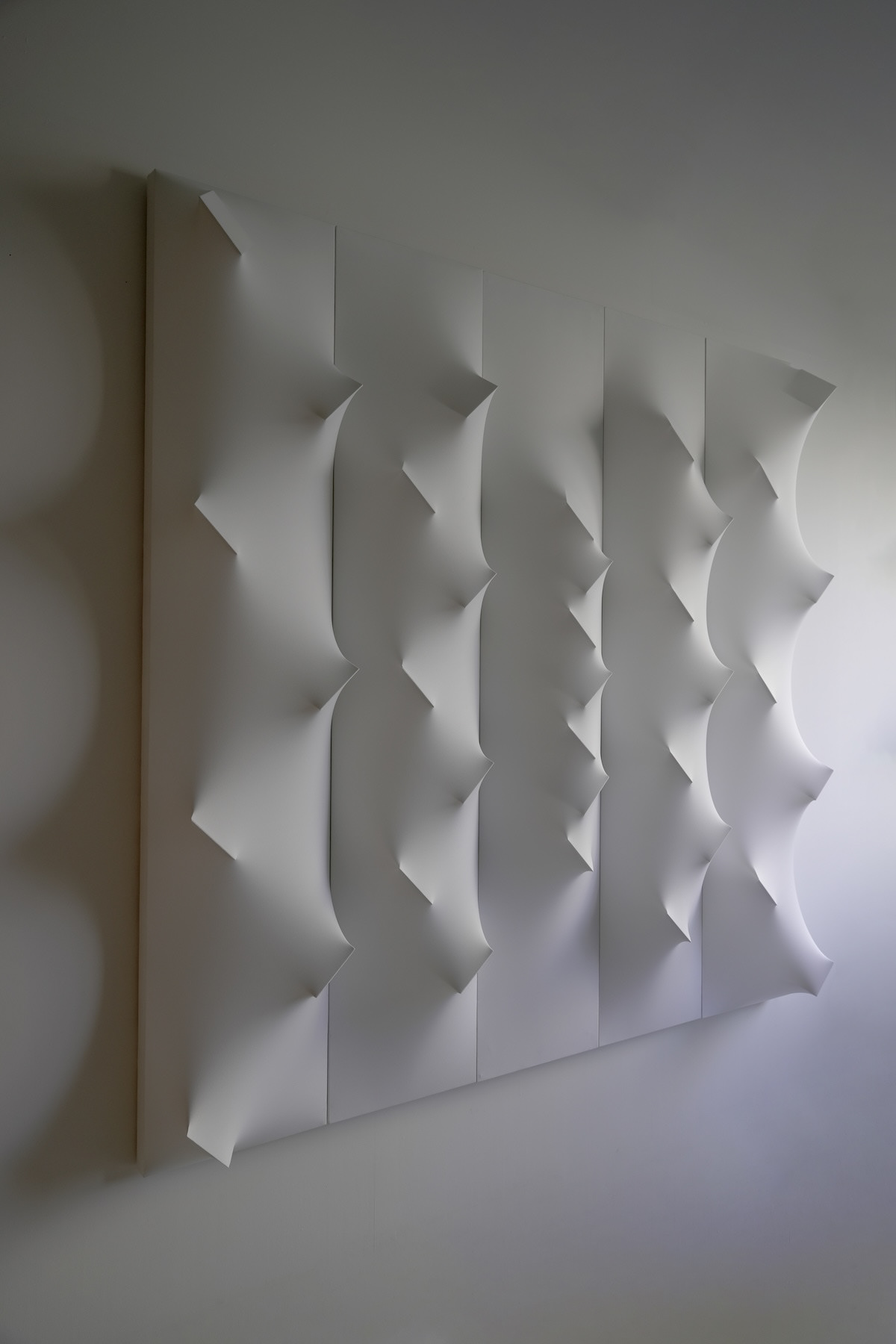 赤城のい　卒業制作「Protrusion」　2025年　布、木材、木製パネル　200×200×20cm