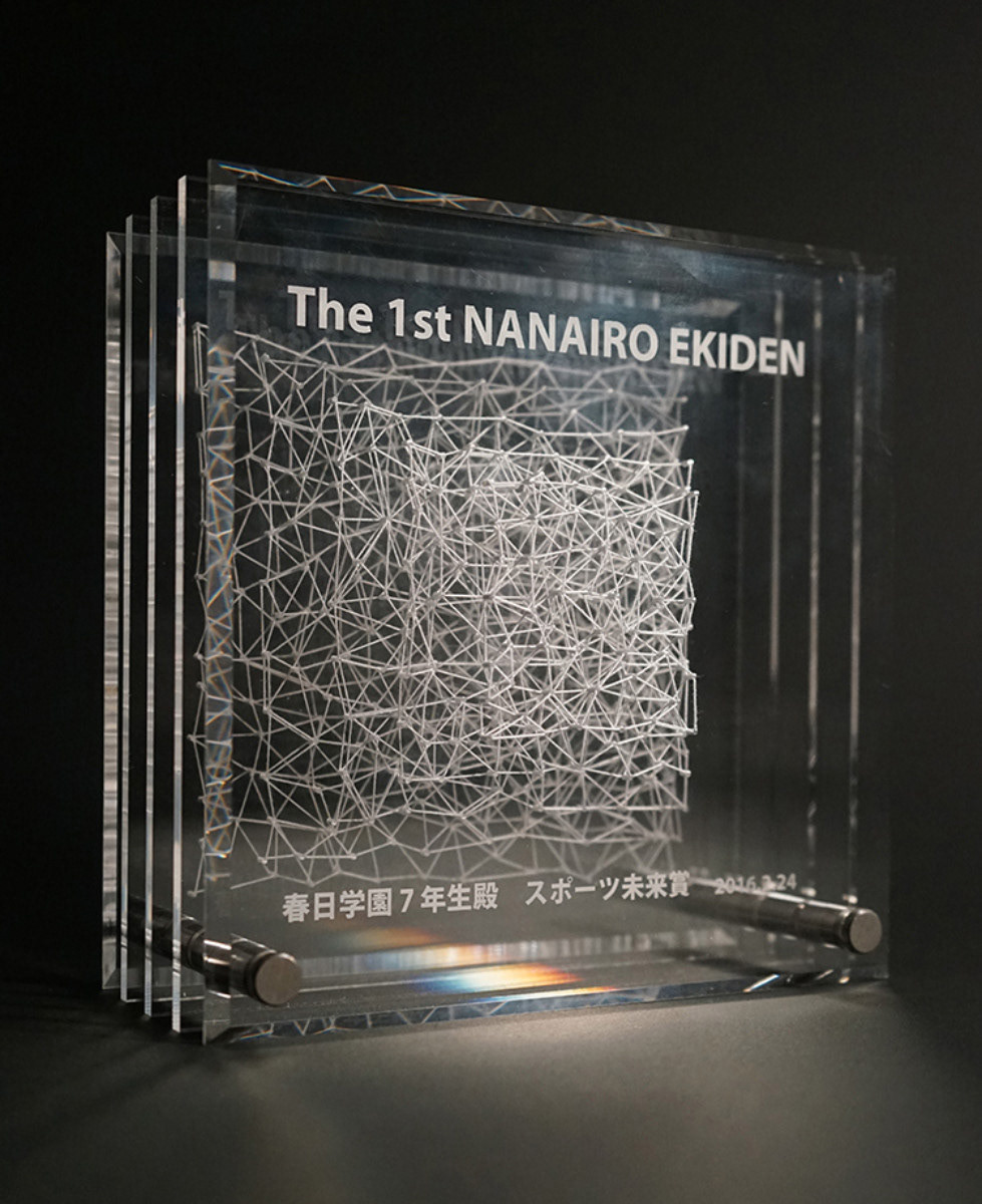 トロフィー：アクリル板、糸、レーザー加工　30×30×10cm