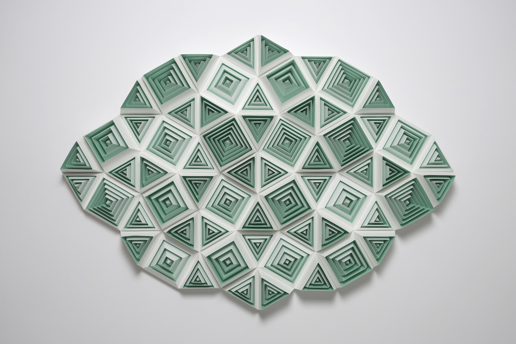 瀬尾海月　卒業制作「paper relief white 03」2025年　紙、接着剤、木製パネル　123×175×13.5cm