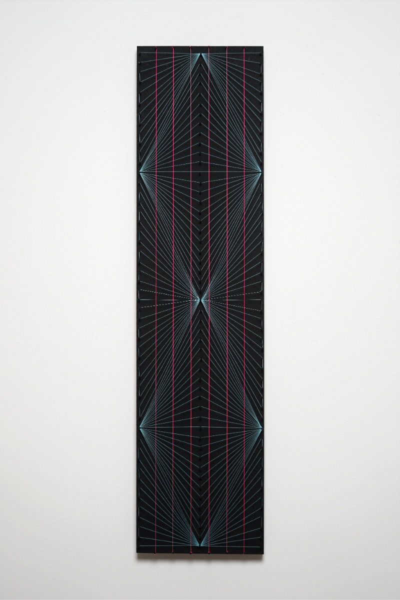 ヘリングとヴントの錯視効果を応用した半立体作品。縦に張ったピンクの糸は垂直な平行線のはずが、部分的に膨らんだり凹んだりして見える。