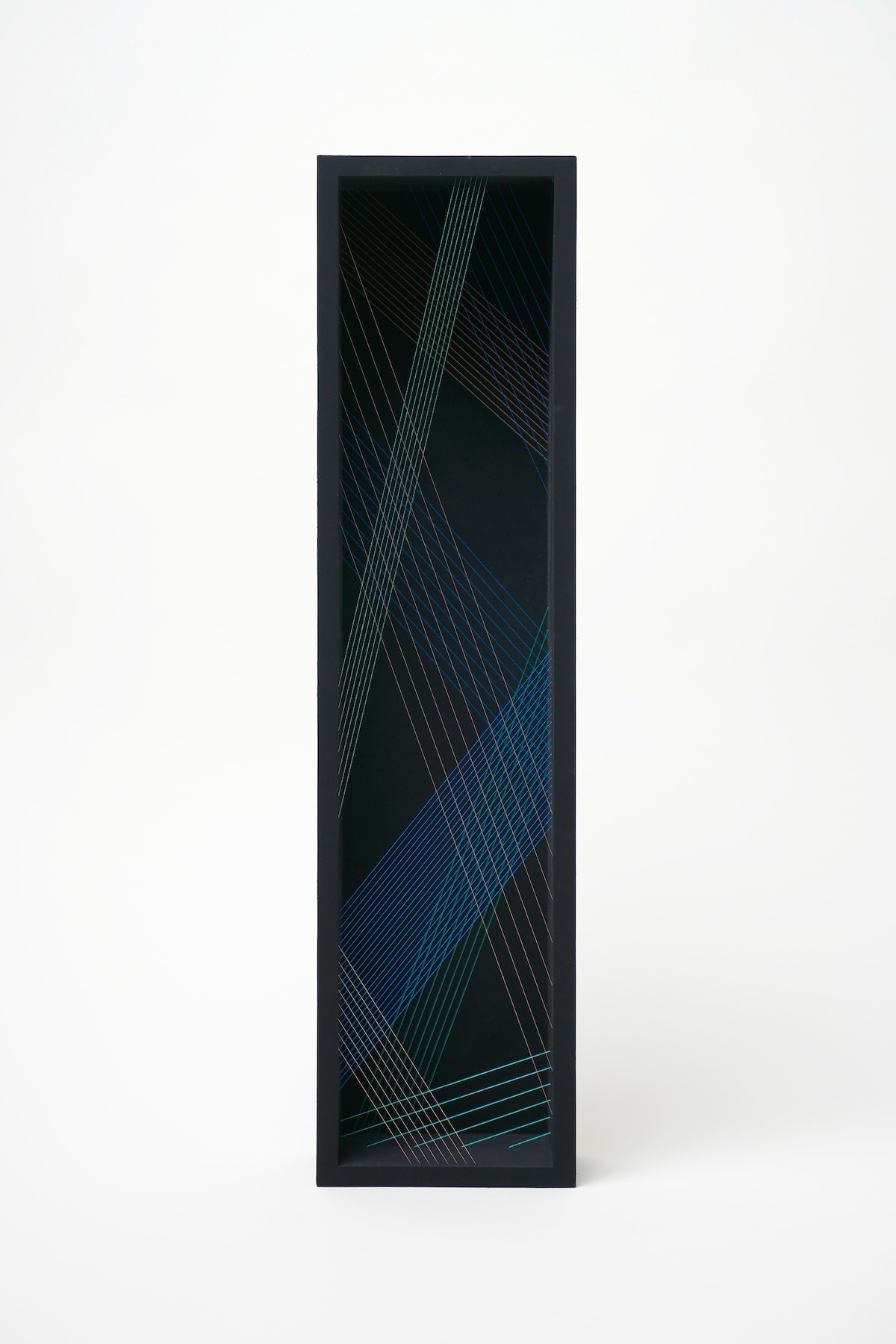2023年　木材、糸(絹糸)、塗料、接着剤　60×15×10cm