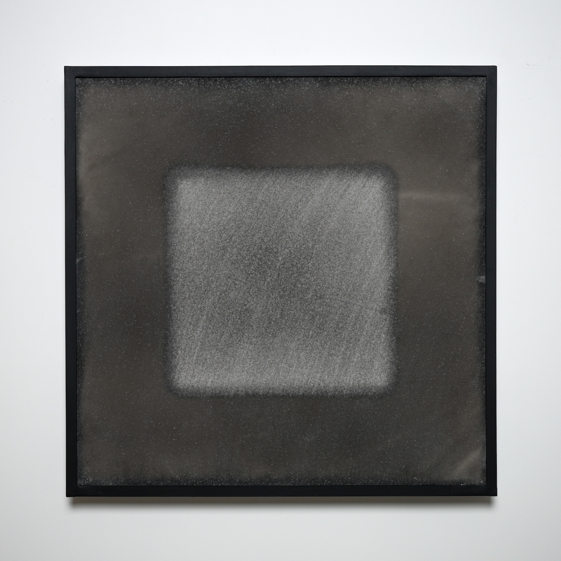 61.2×61.2×4.6cm エポキシ樹脂、メラミンスポンジ、木材