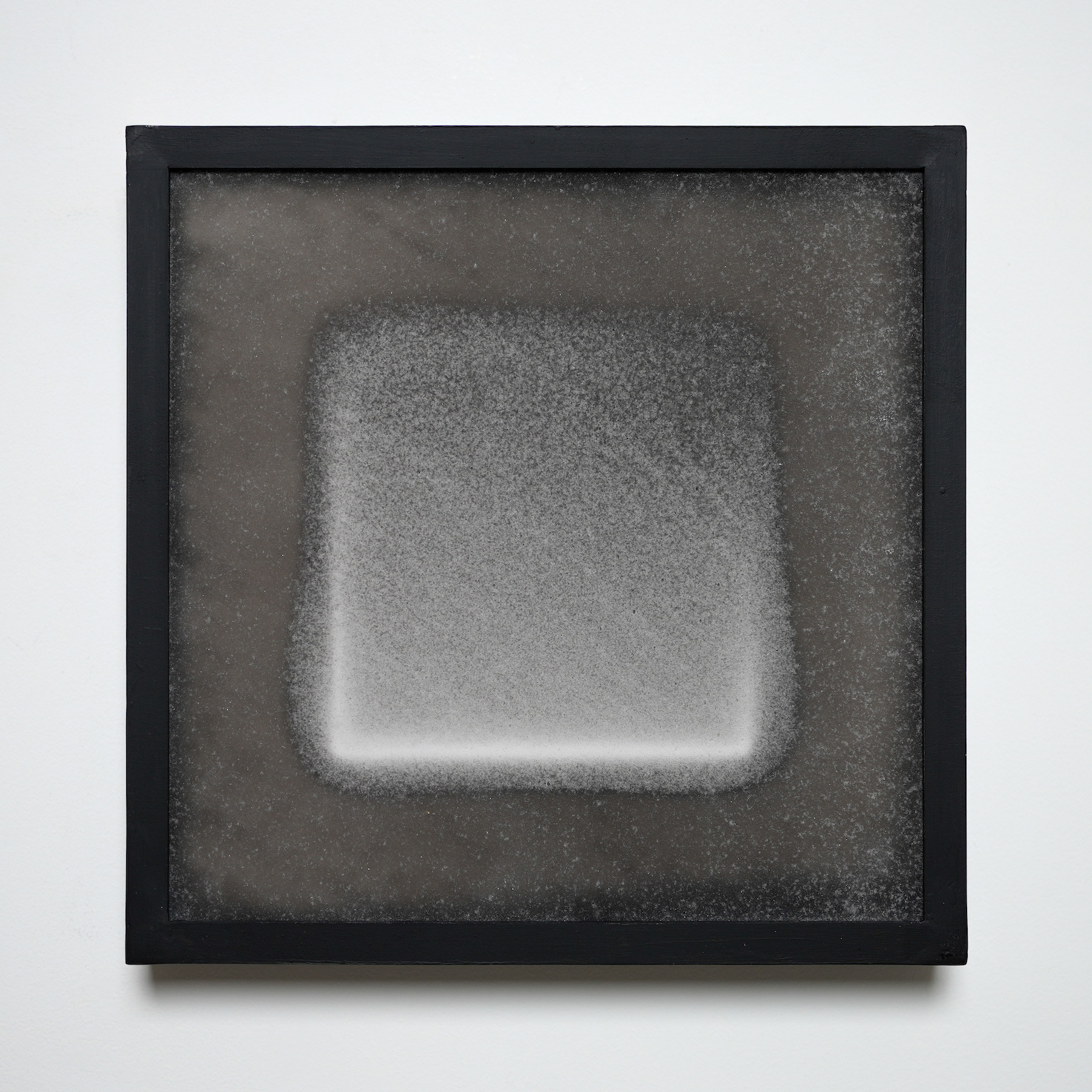 30.3×30.3×4.6cm エポキシ樹脂、メラミンスポンジ、木材
