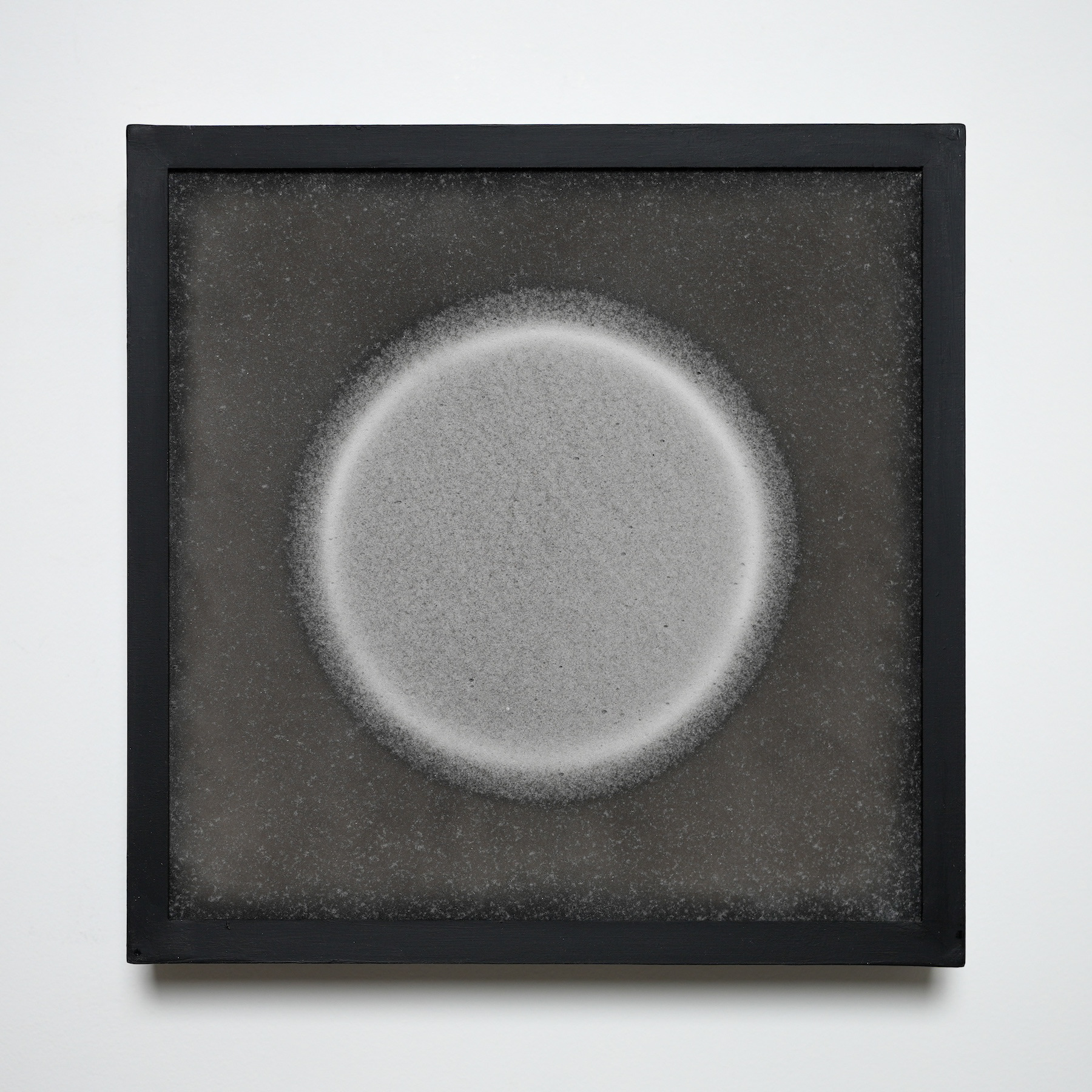 30.3×30.3×4.6cm エポキシ樹脂、メラミンスポンジ、木材