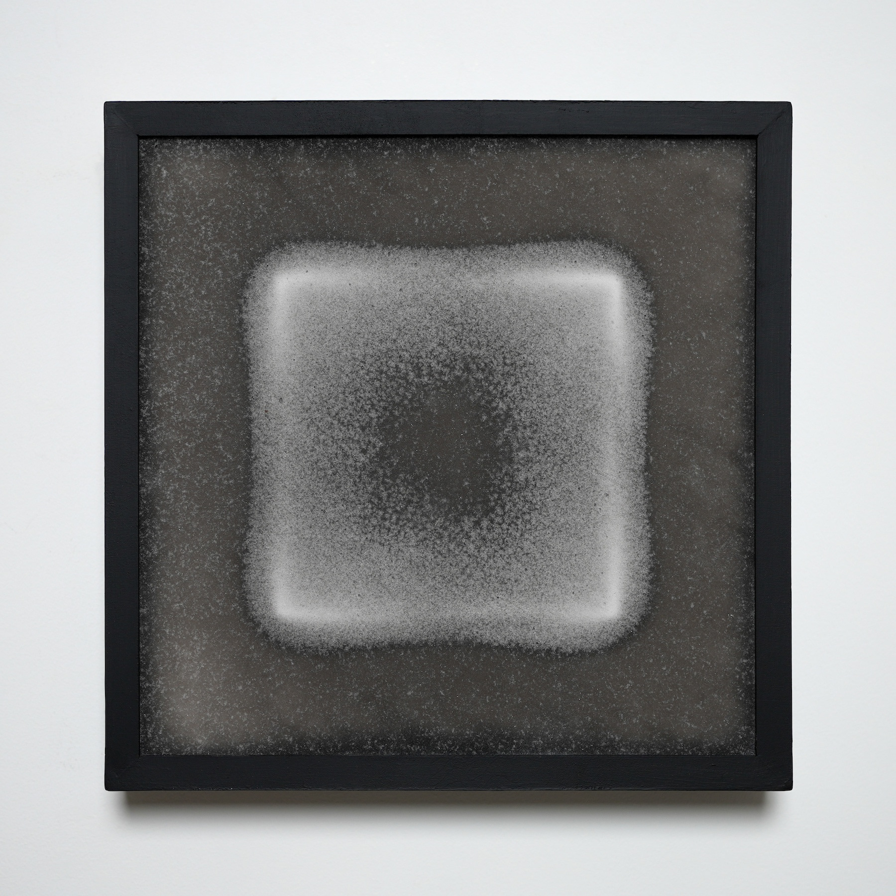 30.3×30.3×4.6cm エポキシ樹脂、メラミンスポンジ、木材