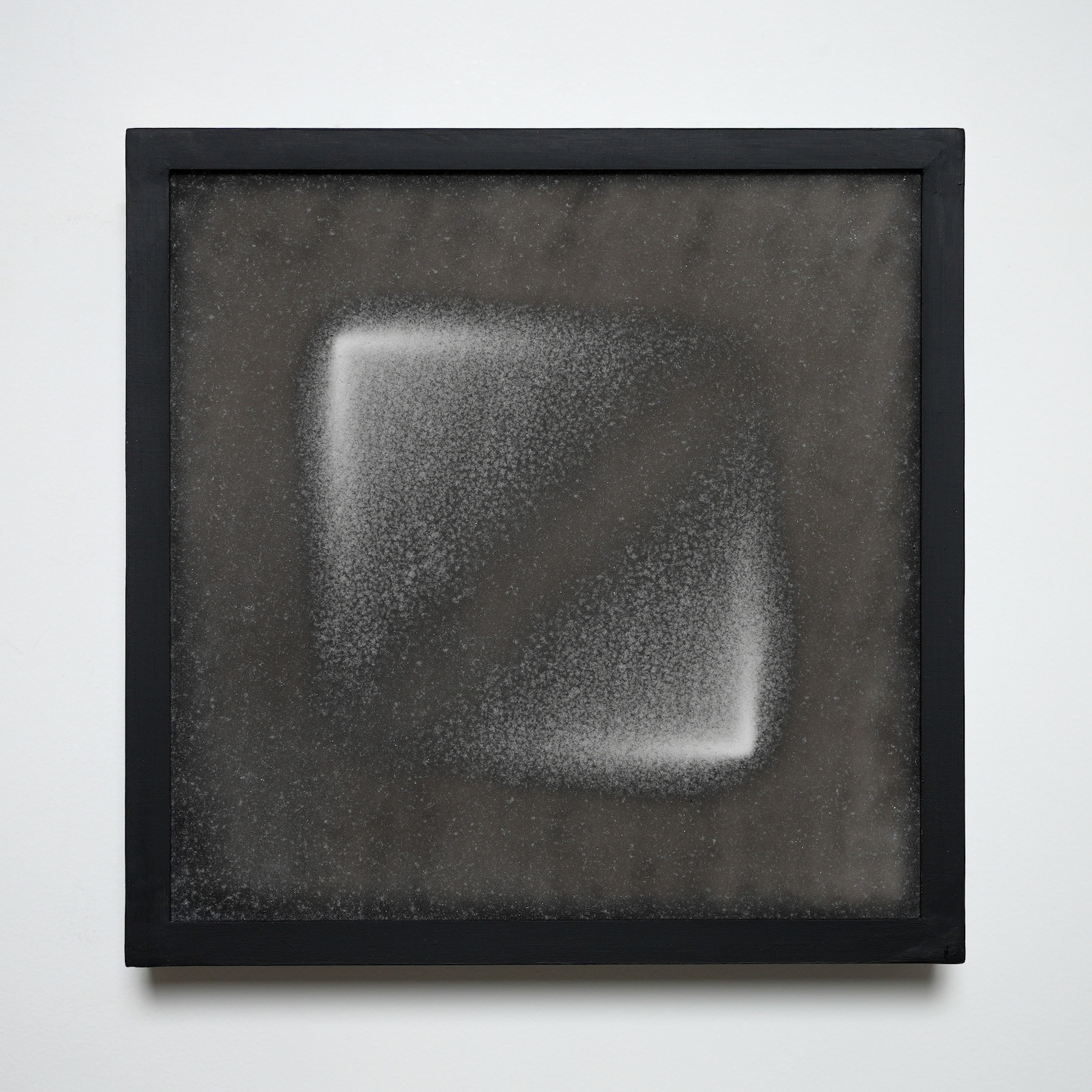 30.3×30.3×4.6cm エポキシ樹脂、メラミンスポンジ、木材