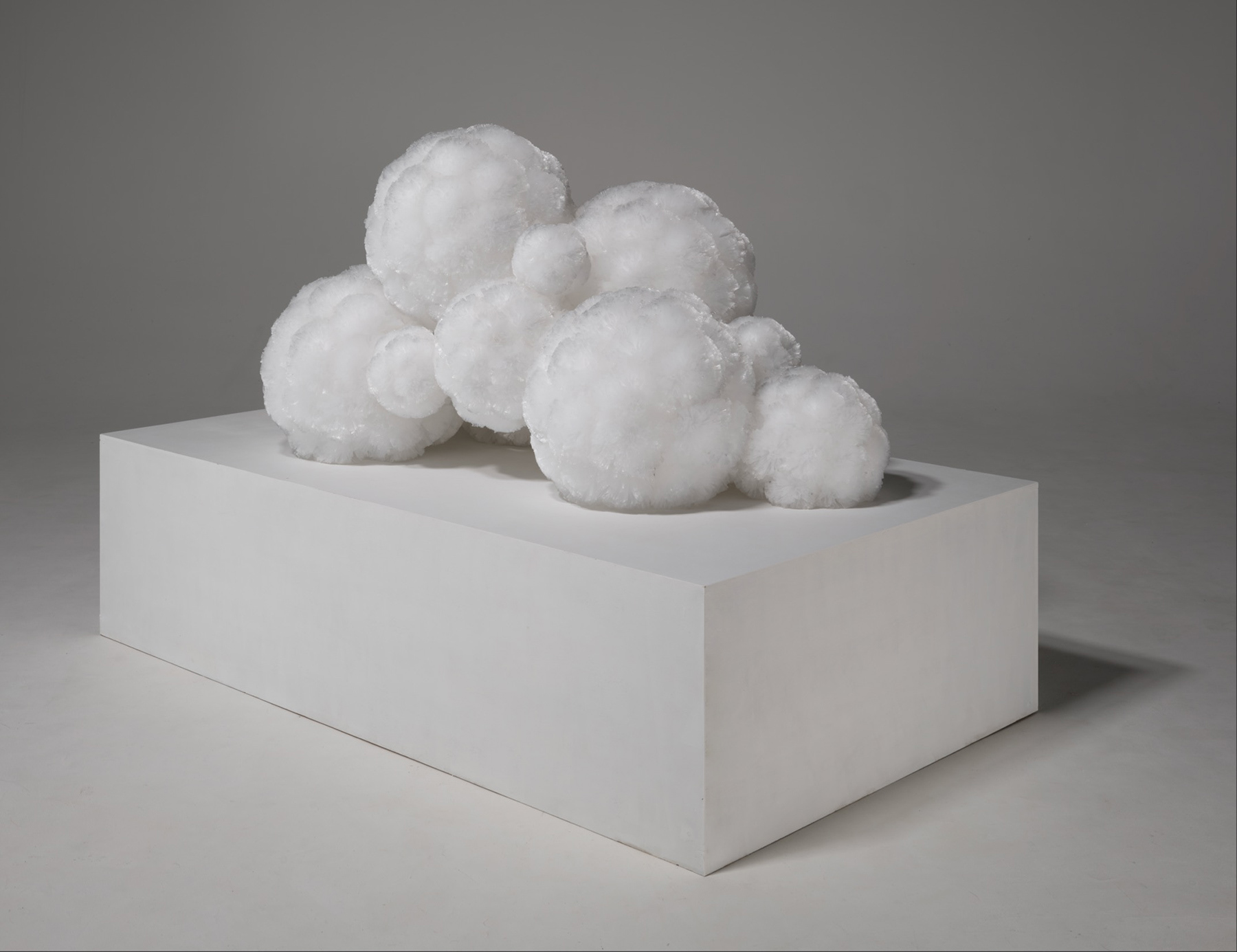 田口真帆　卒業制作「Cultivated Formation」2025年　スチロール球、ビニール紐、⽊材、接着剤　90×180×80cm