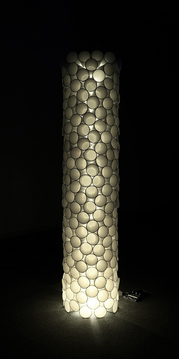 2016年　紙コップ、電球　180×40×40cm　「立体構成総合演習」光る柱状の立体を制作。素材自由。