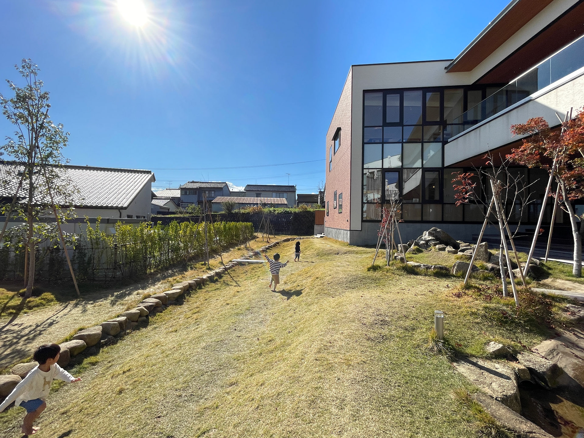 左に見える石積みに沿って、雨天時は川ができる（写Aoba）
