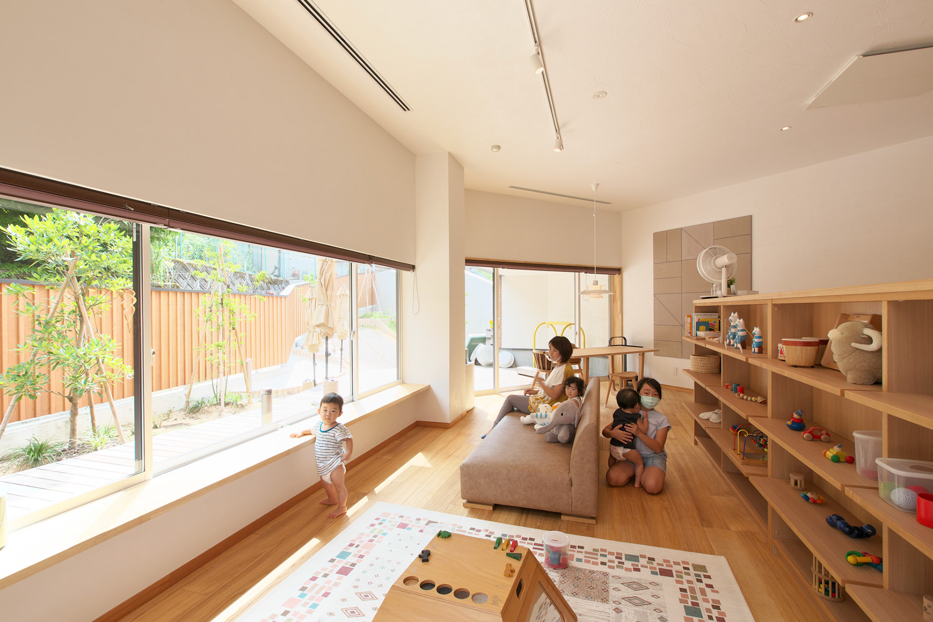 奥の部屋は階段で２段降りる