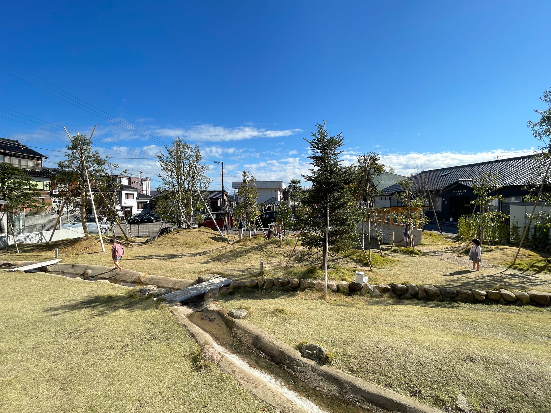 中央に小さな水路。奥が旧園舎（現学童館）（写Aoba）