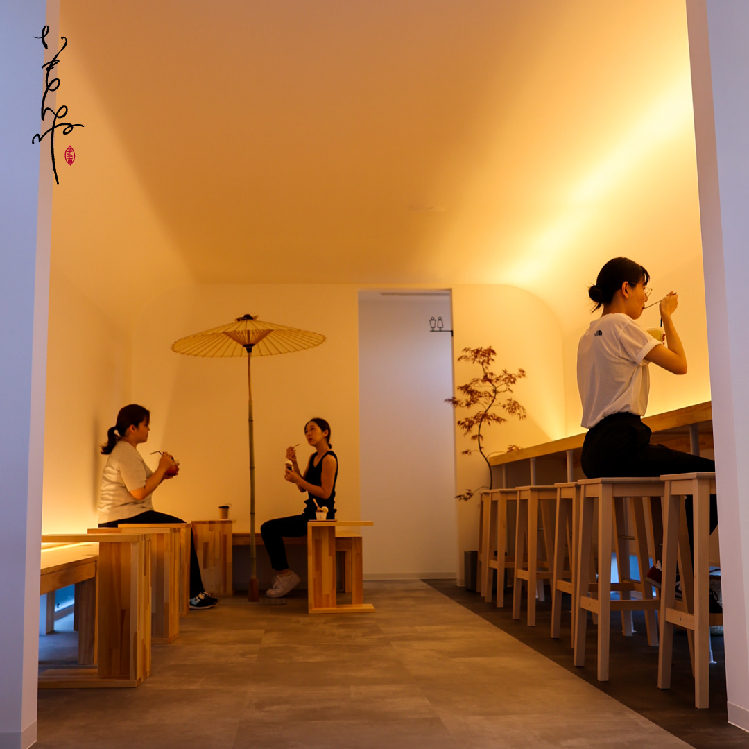 脚を休める間接照明の空間。茶屋風席♪