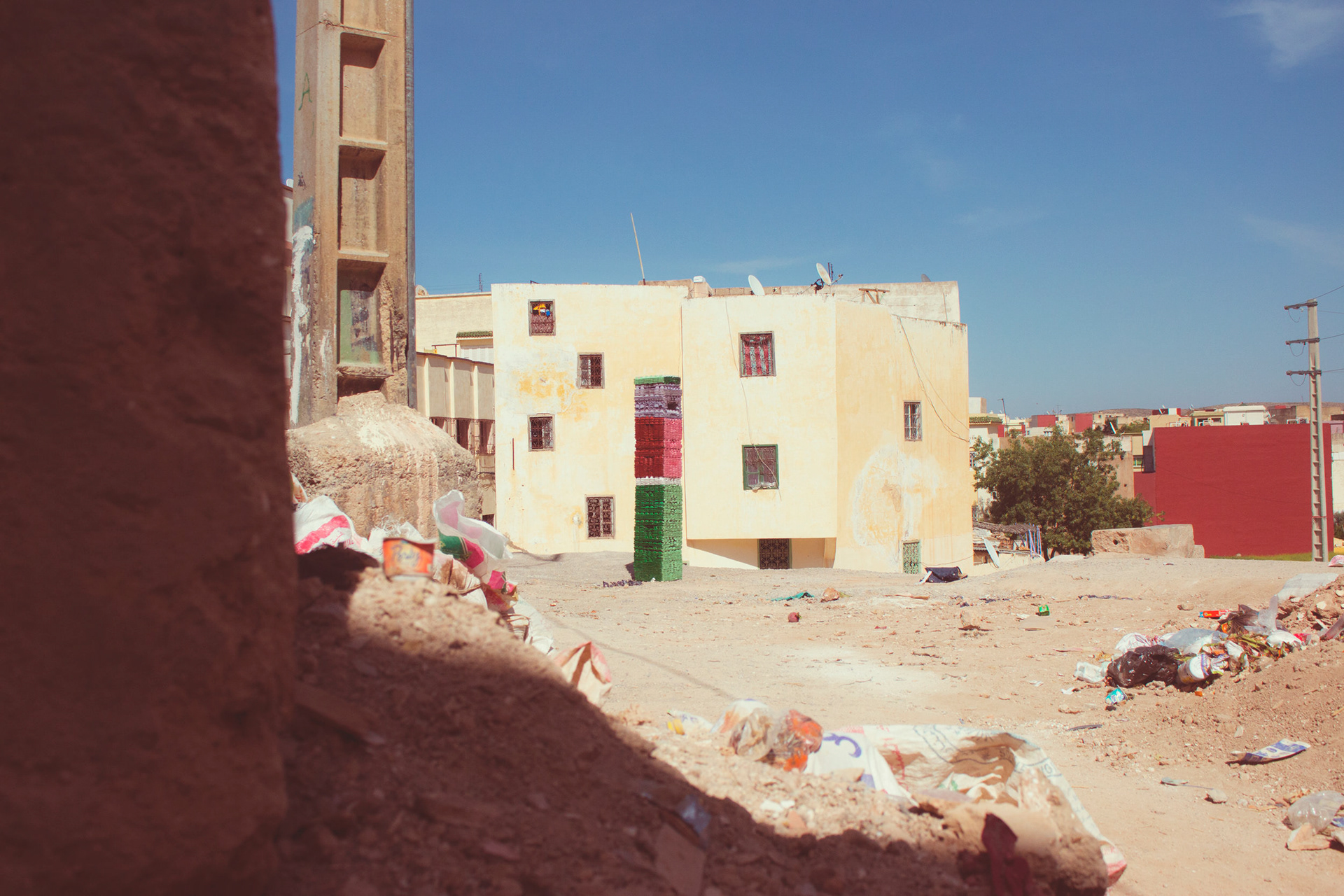 The sculpture landing on the edge of the old medina and the new city