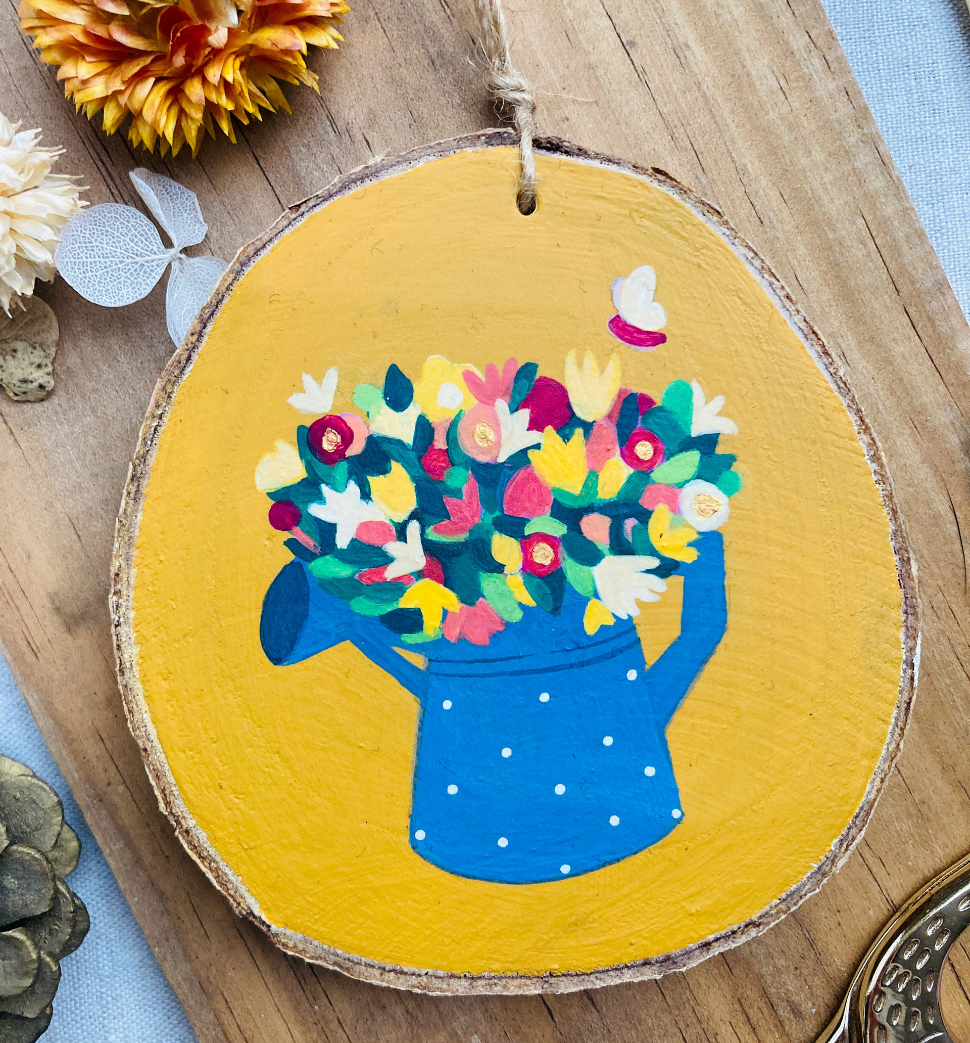 Rondin de bois peint arrosoir