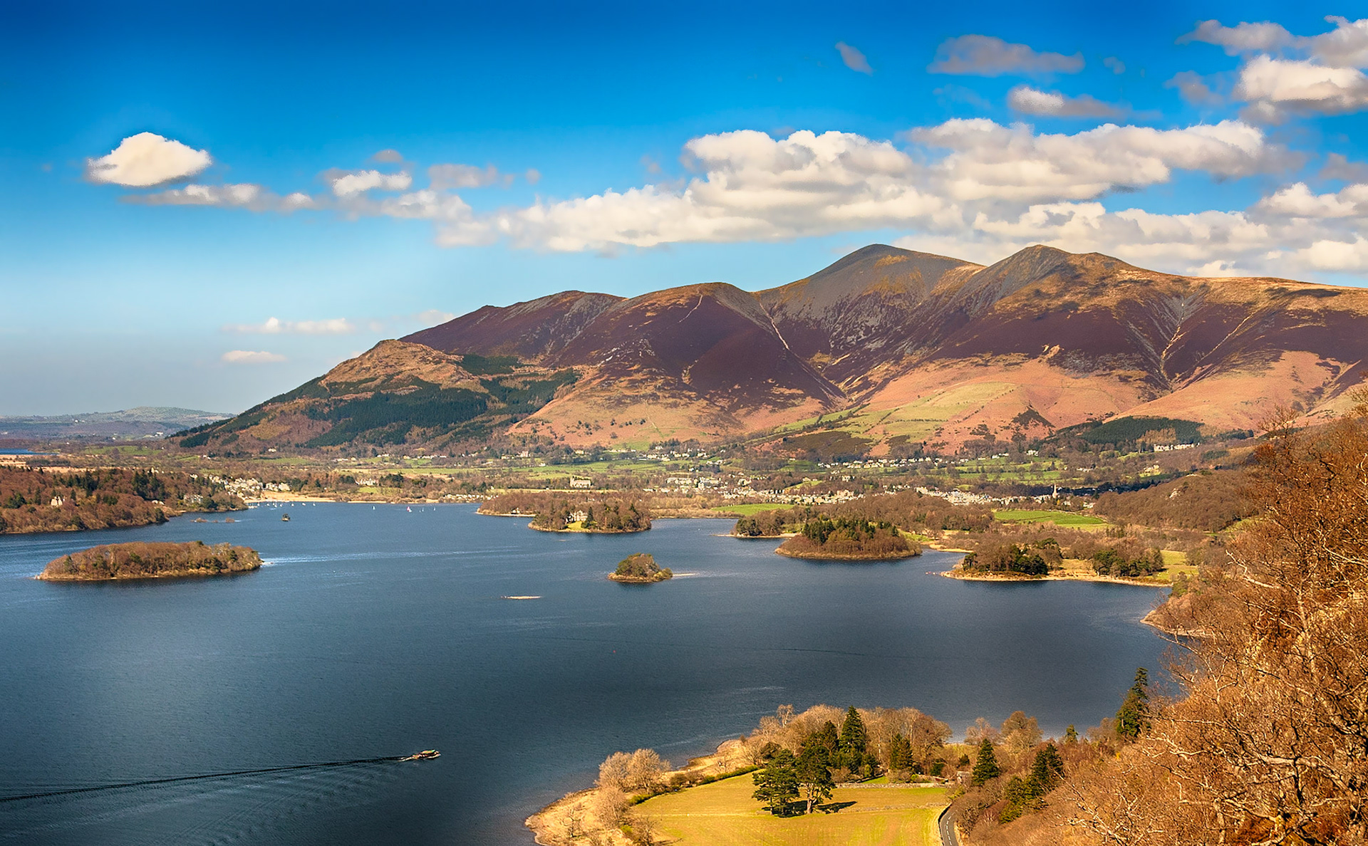 The mountain of Skiddaw rise majesticly behind the town of Keswick and the Derwentwater lake in the english Lake District national park. 