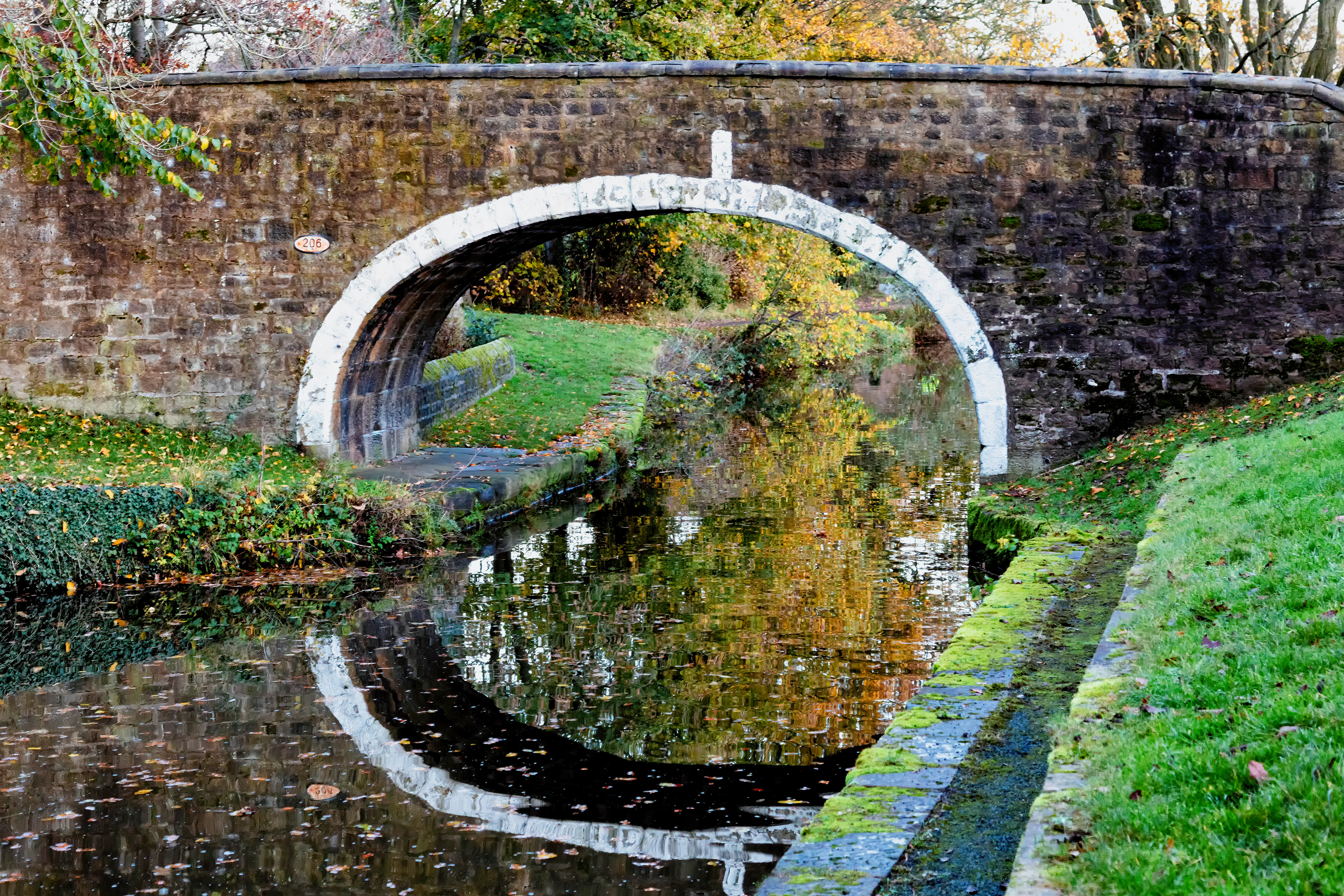 Leeds & Liverpool canal - Dowley Gap bridge