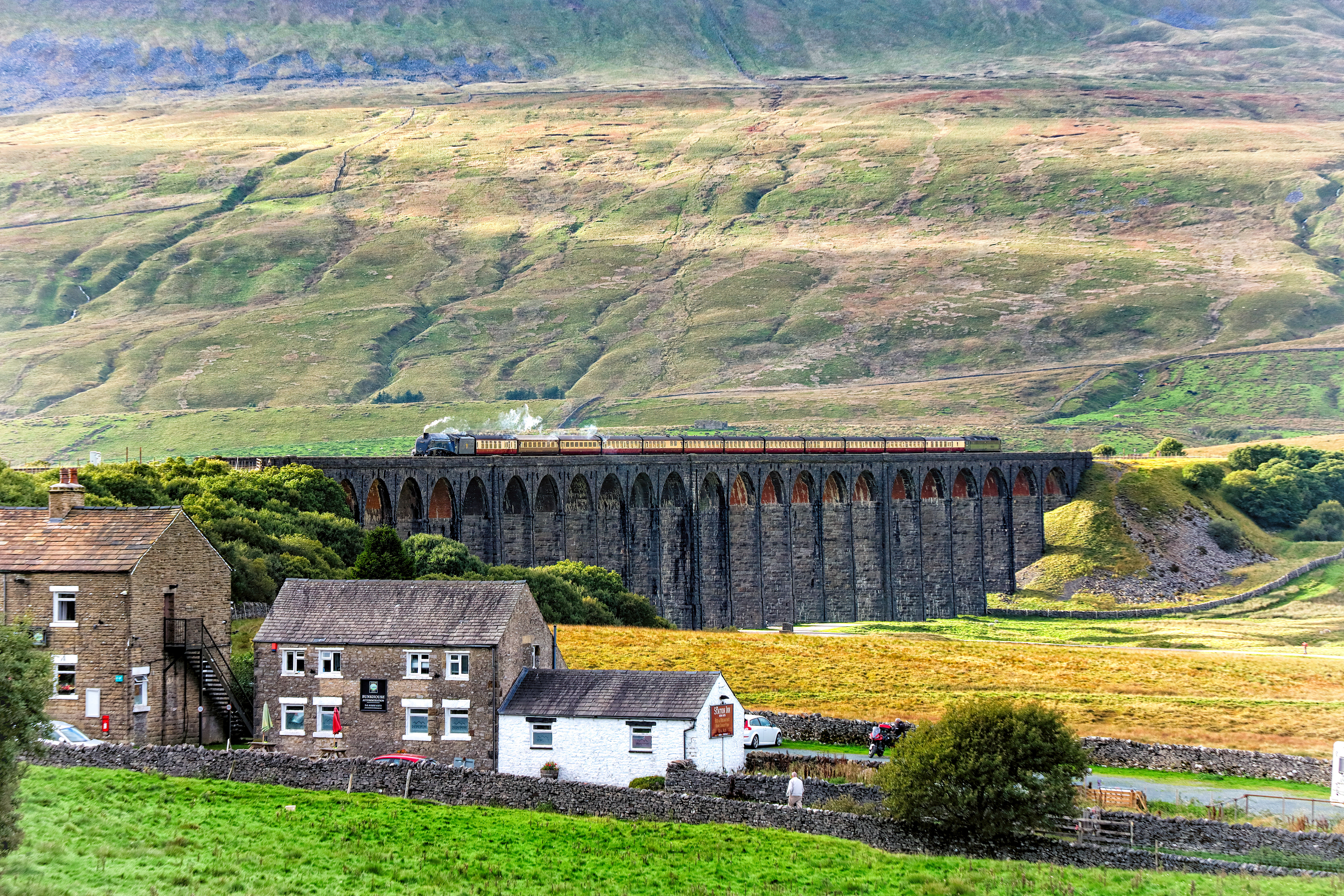 Sir Nigel Gresley crosses Ribblehead Viaduct - 9784