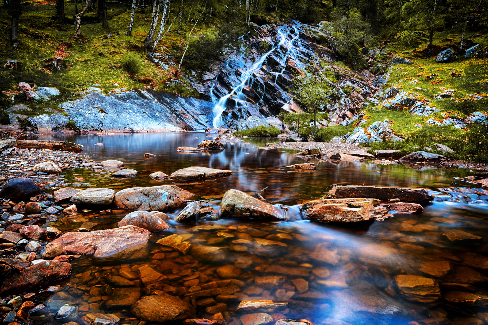 The falls at Kinlich Rannoch are located just a few yards from the village centre and alongside a nature trail that runs through ther village.
