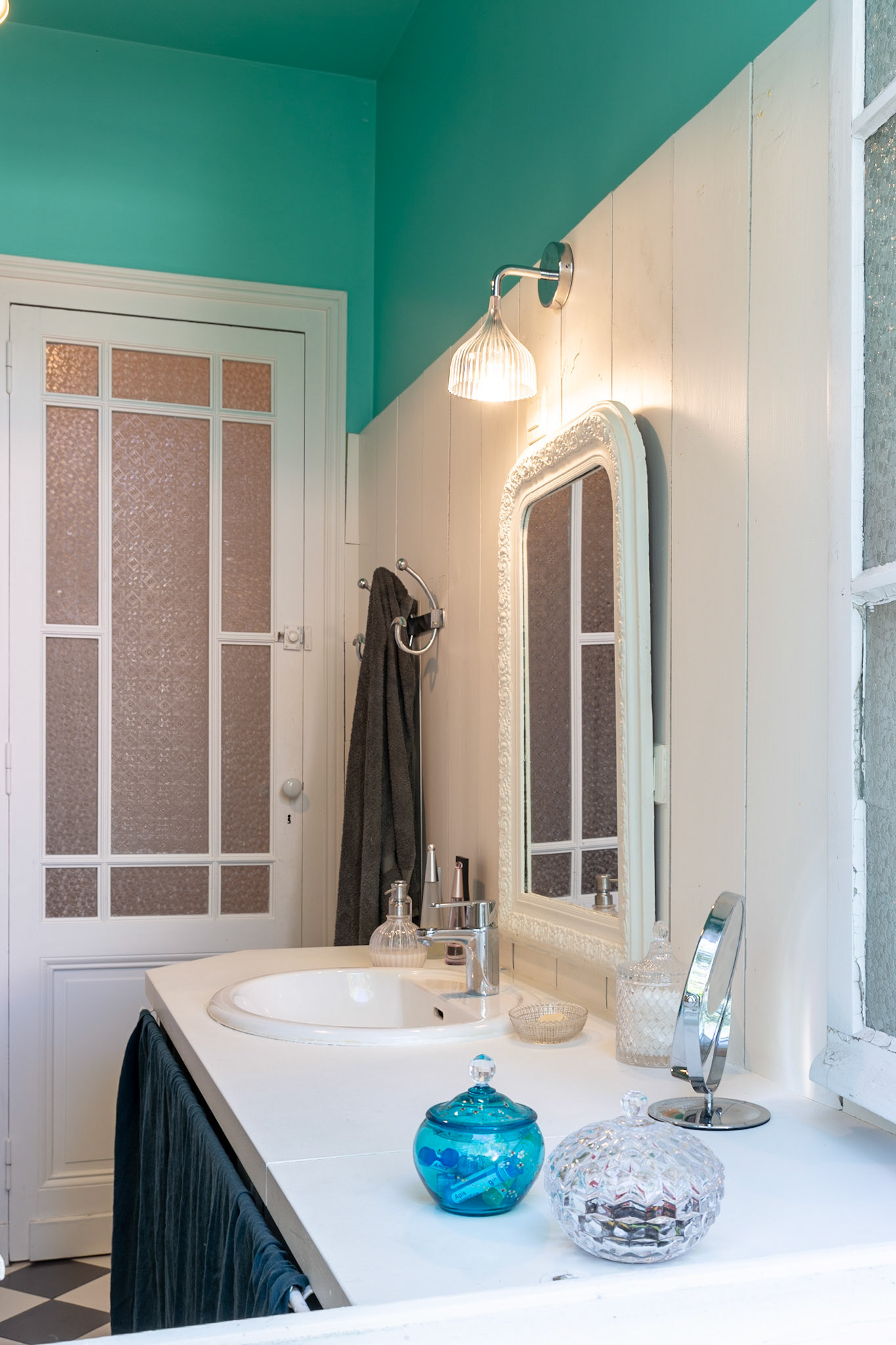 sale de bain au mur recouvert de volige blanche verticale