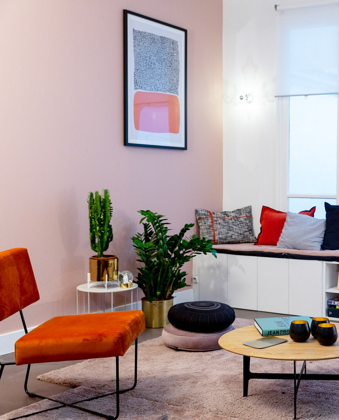 salon et banquette sous la fenêtre