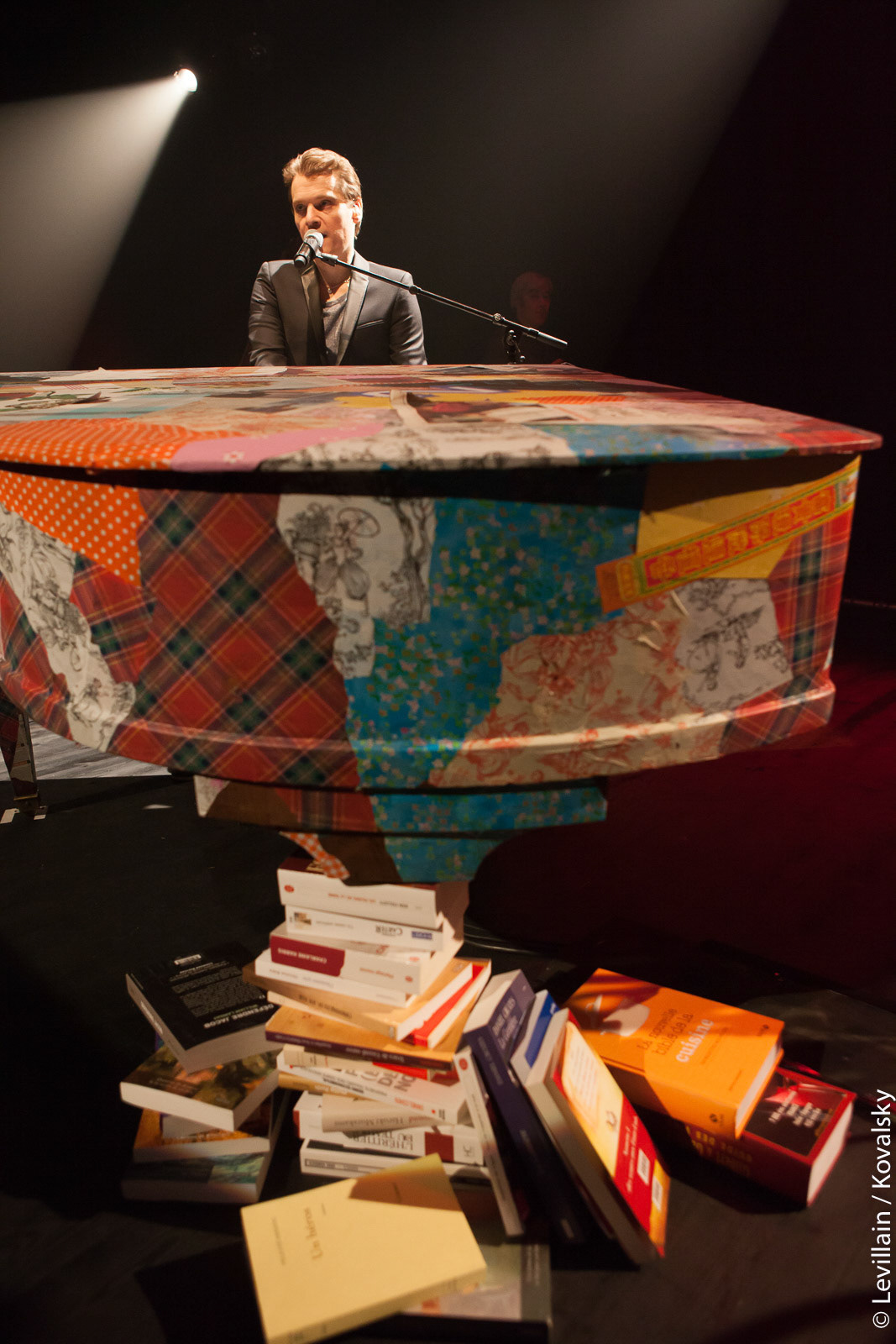 pied en cascades de livres