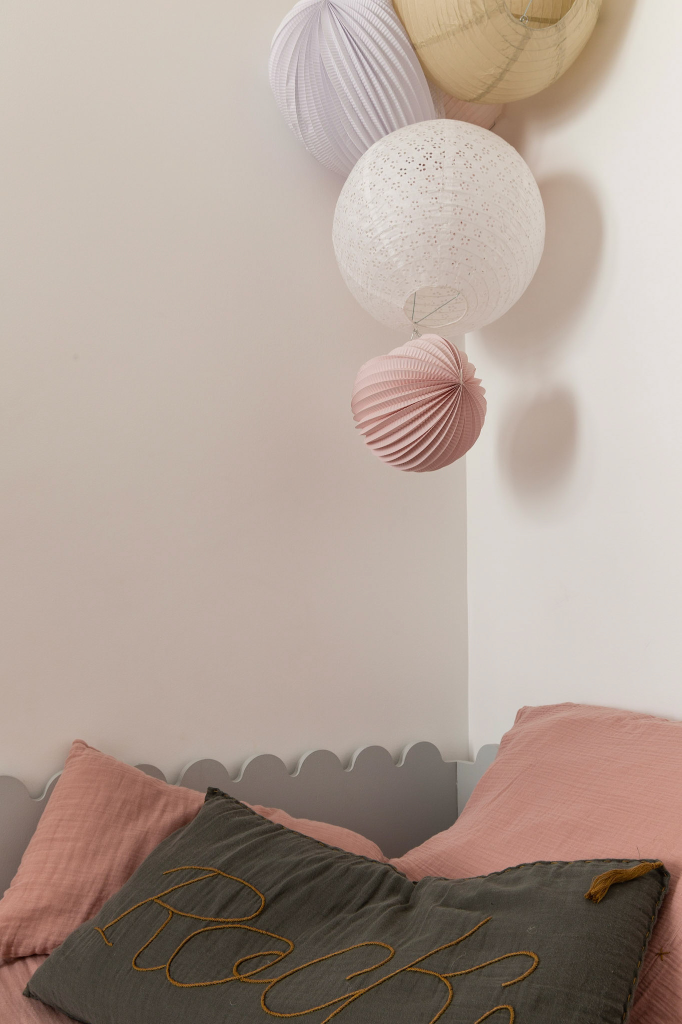 jeux de coussins en gaze de coton et suspensions en papier
