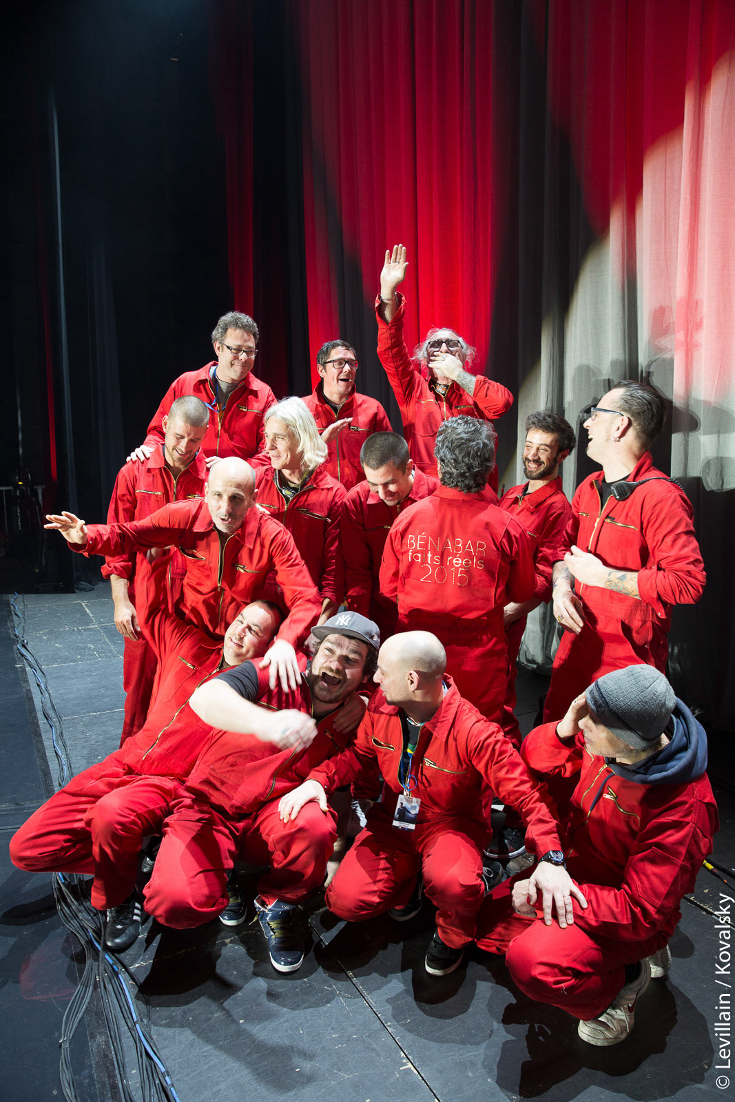 l'équipe technique en costumes de scène 