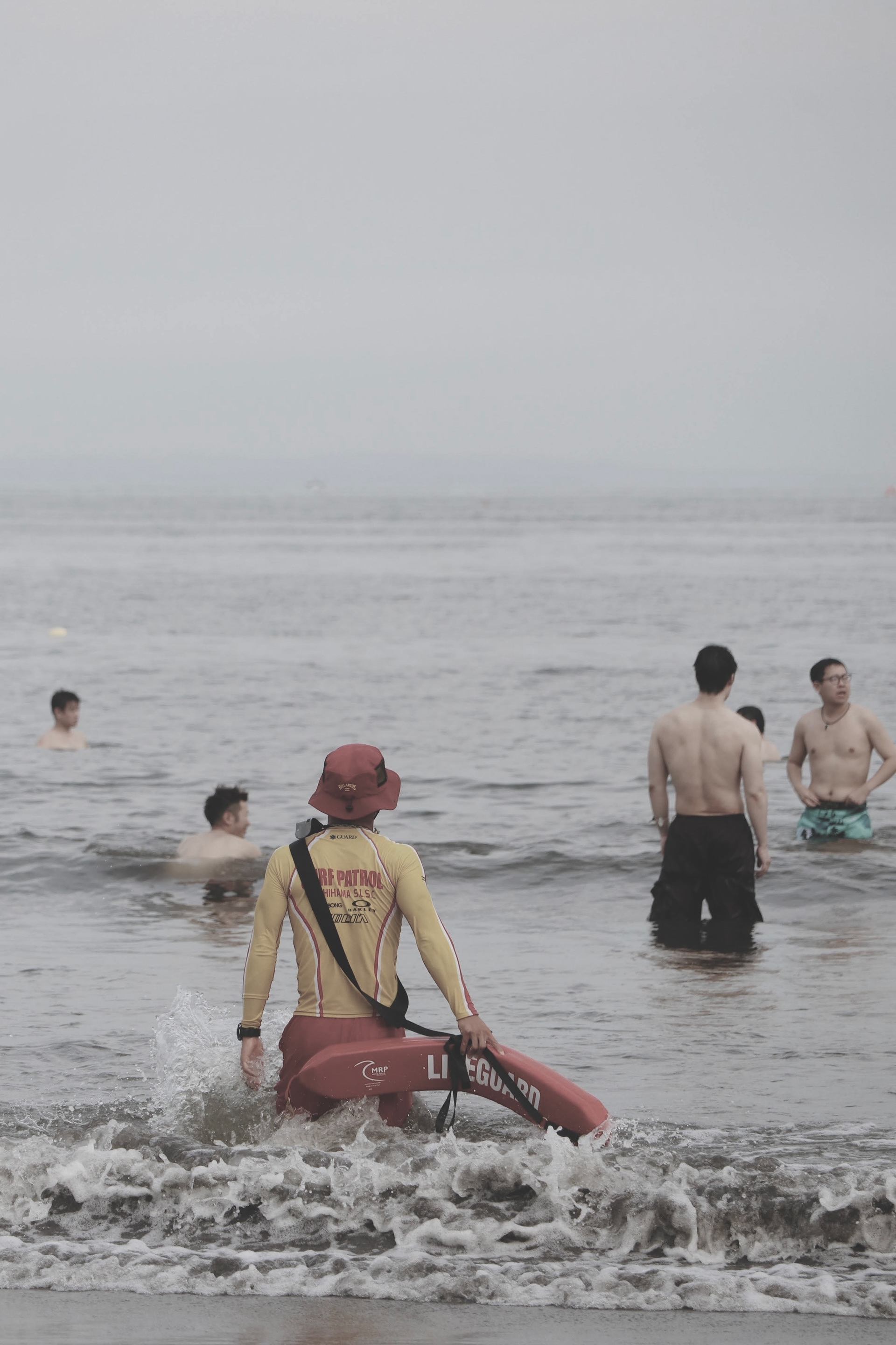 ライフセービングの精神を背景にしたシンプルなデザイン