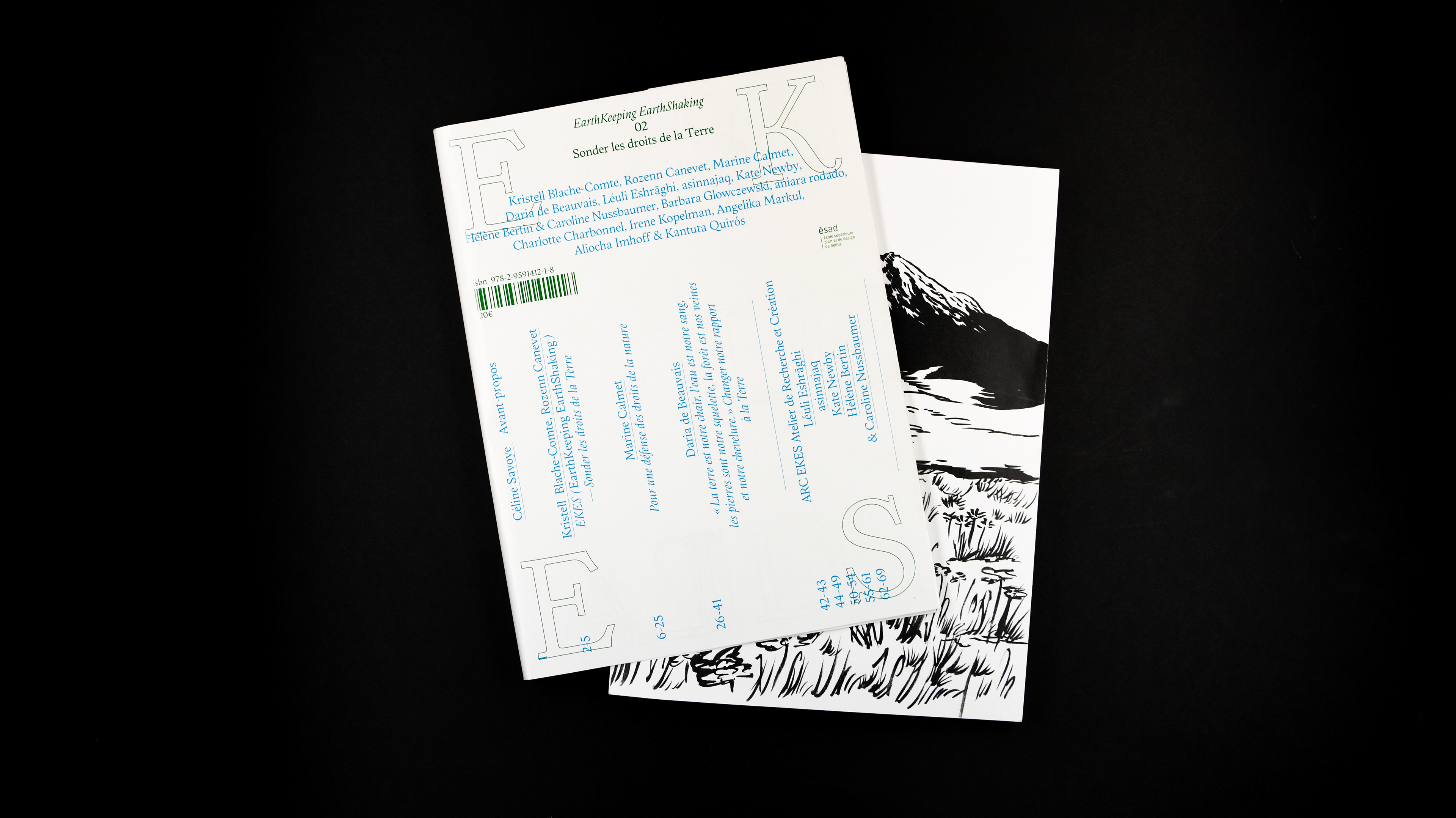 mise en page d'une édition/livre créée par la graphiste marjorie catez et en collaboration avec Roxanne Anese de l'Ésad de Reims, livre sur les sujets clés de l'écologie, du feminisme, de l'éco féminisme. Le second volet de recherche d’EKES (EarthKeeping EarthShaking) sous-tend une question de nature éminemment juridique.          Il est consacré au thème des droits de la Terre et met en lumière les initiatives qui se modèlent autour de la protection du vivant, considéré dès lors non comme une entité vulnérable mais comme une énergie puissante, avec des formes qui font corps et prennent corps dans l’agir collectif, prônant la vivacité comme terreau de nos existences terrestres.  «Sonder les droits de la Terre», c’est ainsi sonder une génération d’artistes et de chercheur·ses, engagée et consciente des enjeux écologiques, mobilisée pour penser le processus créatif tout autant que sa finalité, œuvrant au cheminement artistique et politique tout autant qu’à sa forme sensible et perceptible. Se dessine ici une relation autre à la Terre, d’imaginaires brassés, renouvelés et repartagés autour du vivant et de nos corps, et l’espoir d’un possible réensemencement.  Toujours sous la forme de l’interdisciplinarité, ce second opus donne la parole à des artistes, des commissaires d’exposition mais aussi à des juristes, philosophes, des sociologues, des anthropologues:   Kristell Blache-Comte,  Rozenn Canevet, Marine Calmet,  Daria de Beauvais, Léuli Eshrāghi, asinnajaq,  Kate Newby, Hélène Bertin & Caroline Nussbaumer,  Barbara Glowczewski, aniara rodado,  Charlotte Charbonnel, Irene Kopelman, Angelika Markul,  Aliocha Imhoff & Kantuta Quirós.  Ce volet de recherche se fonde sur les communications d’une journée d’étude et une série d’entretiens satellitaires menés au cours des séminaires de l’Atelier Recherche et Création ARC EKES, publiées dans le deuxième opus de la collection «EKES».