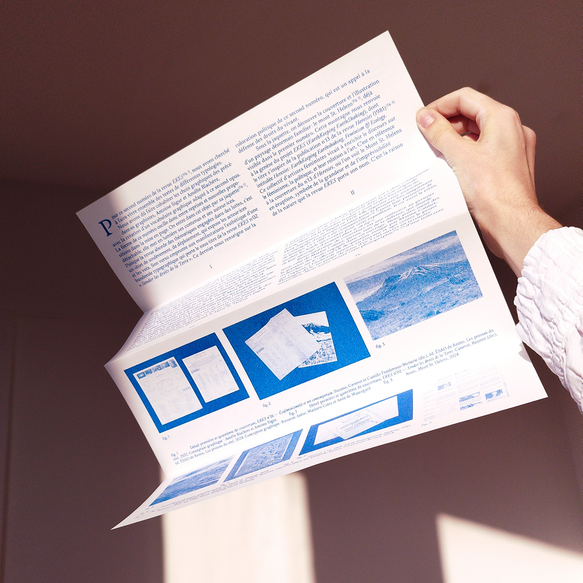 Support de communication, dépliant 3 volet avec conception éditoriale et graphique. Dépliants en auto-édition risographie (RISO),  distribués lors du lancement de la revue ekes 02.