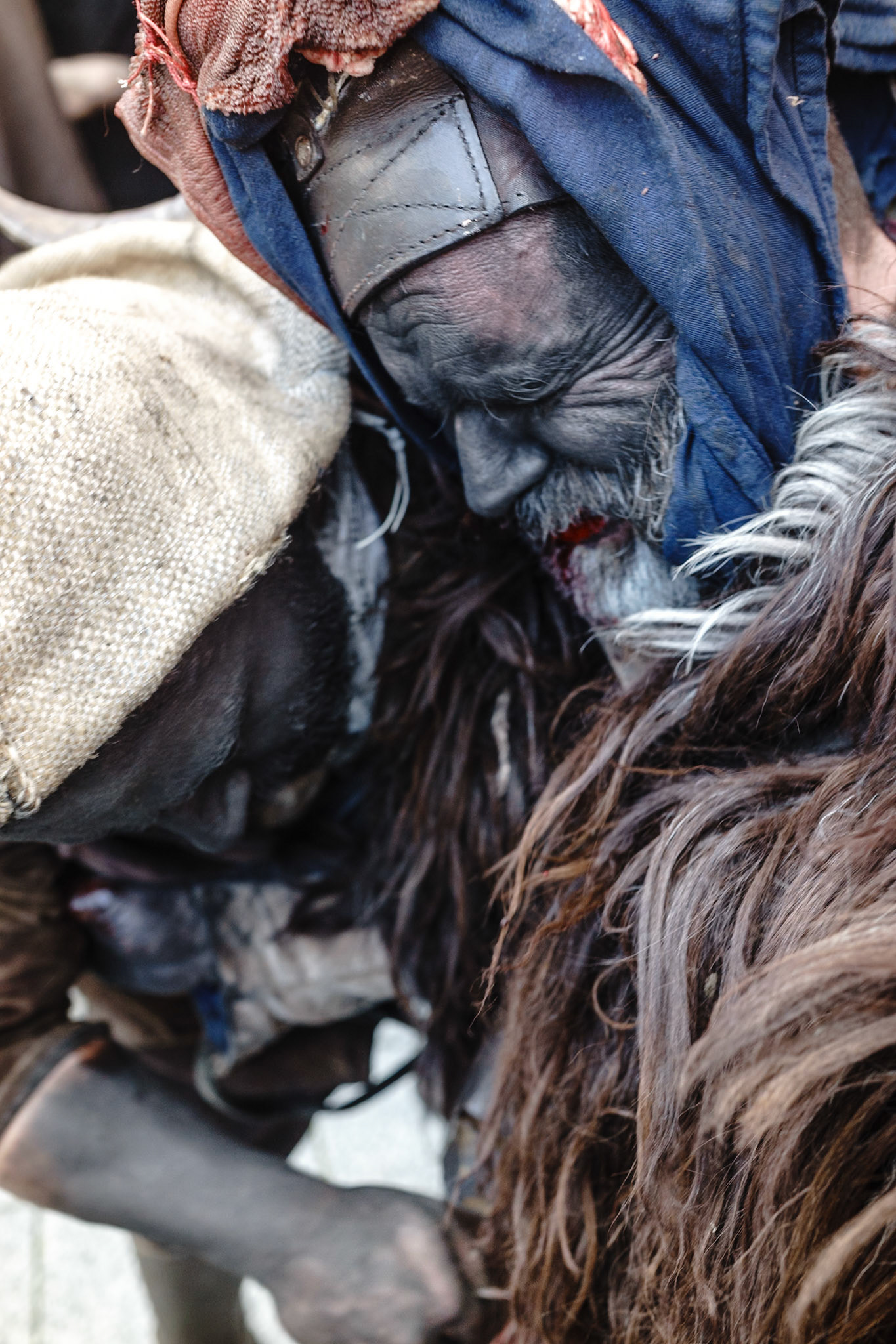 Lula (Nu) - febbraio 2018. Il sacrificio del Su Battileddu.Il Su Battileddu viene colpito a morte dopo il suo trascinamento per tutta la città di lula.Lula (Nu) - February 2018.The sacrifice of Su Battileddu.Su Battileddu is stabbed after dragging him across the city of lula.