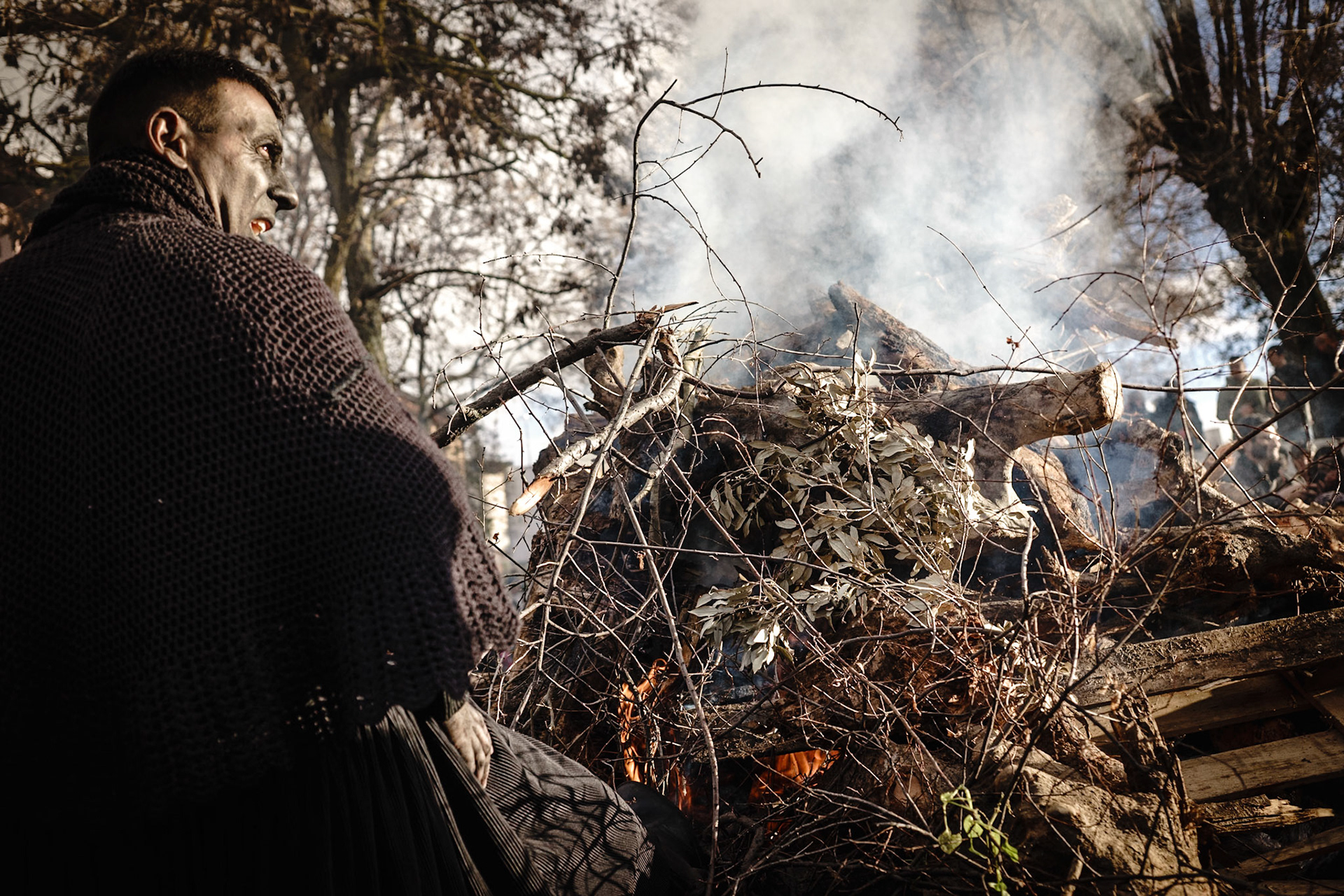 Lula - febbraio 2018 (la festa inizia)Battileddos Gattias, le vedove, accendeno la pira che resterà accesa tutta la notteLula - February 2018 (the party begins)Battileddos Gattias, the widows, light the pyre that will remain lit all night