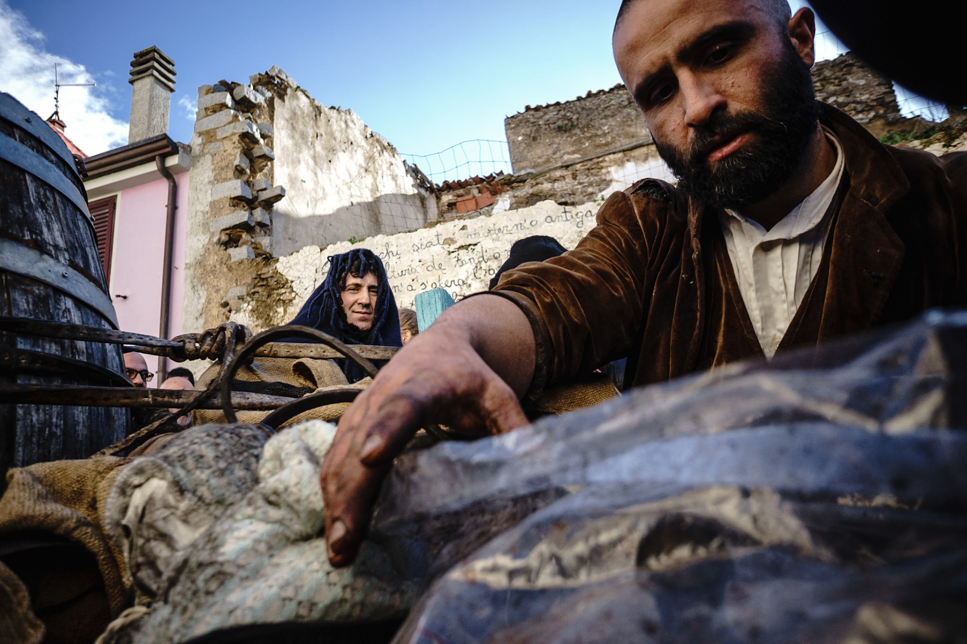 Lula (Nu) - febbraio 2018. Preparativi della festa del canevale di Lula.Dal carro vengono presi gli abiti per la vestizione del Su Battileddu.Lula (Nu) - February 2018.Preparations for the Lula carnival party. The clothes for the Su Battileddu clothing are taken from the handcart.