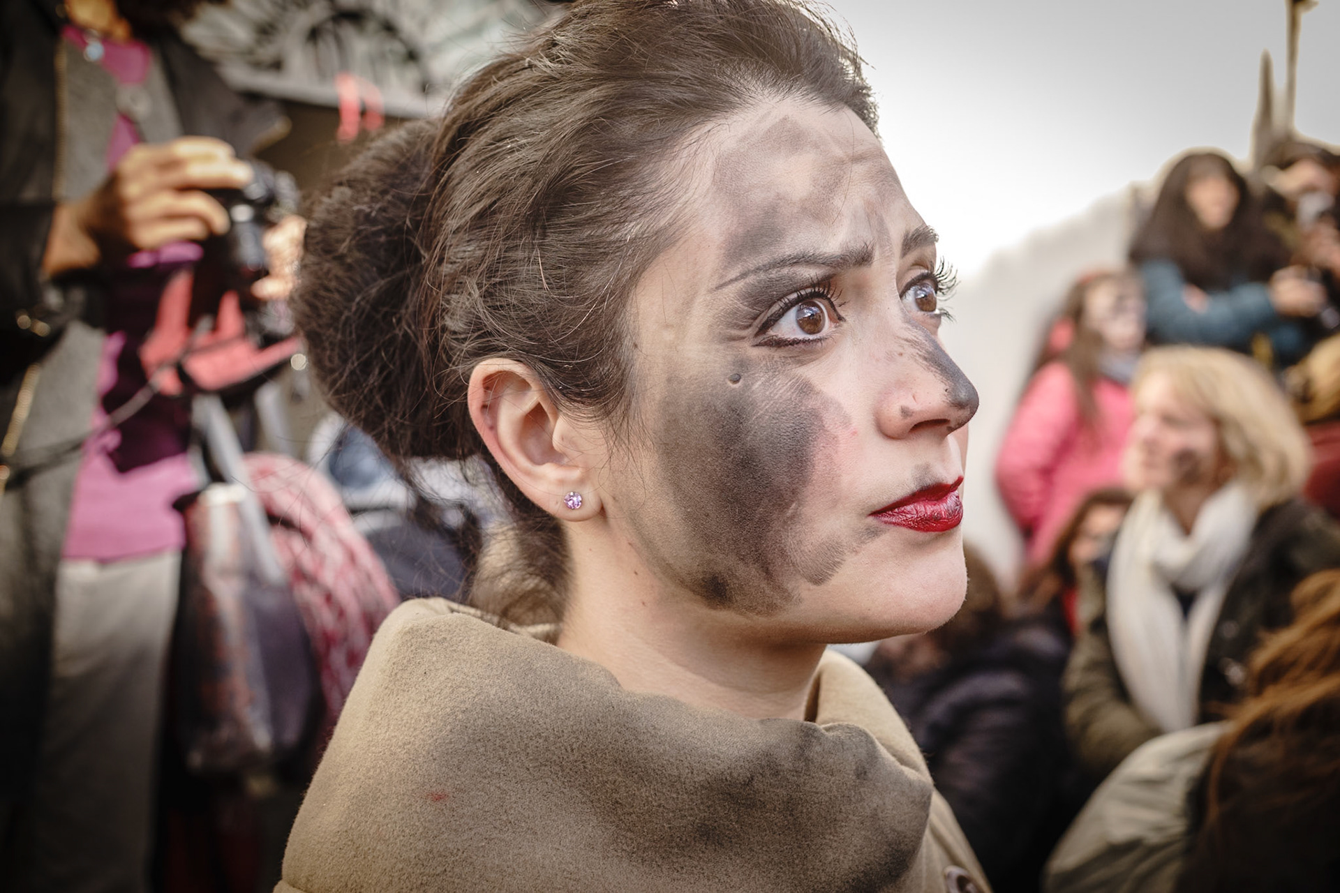 Lula (Nu) - febbraio 2018una donna guarda attonita il sacrificio del Su Battileddu durante lo svolgimento della festa.Anche il suo viso e i suoi abiti sono stati sporcati con la fuliggine dai Battileddos Gattias.Lula (Nu) - February 2018a woman looks astonished at the sacrifice of Su Battileddu during the party.Even his face and clothes have been soiled with soot by Battileddos Gattias.