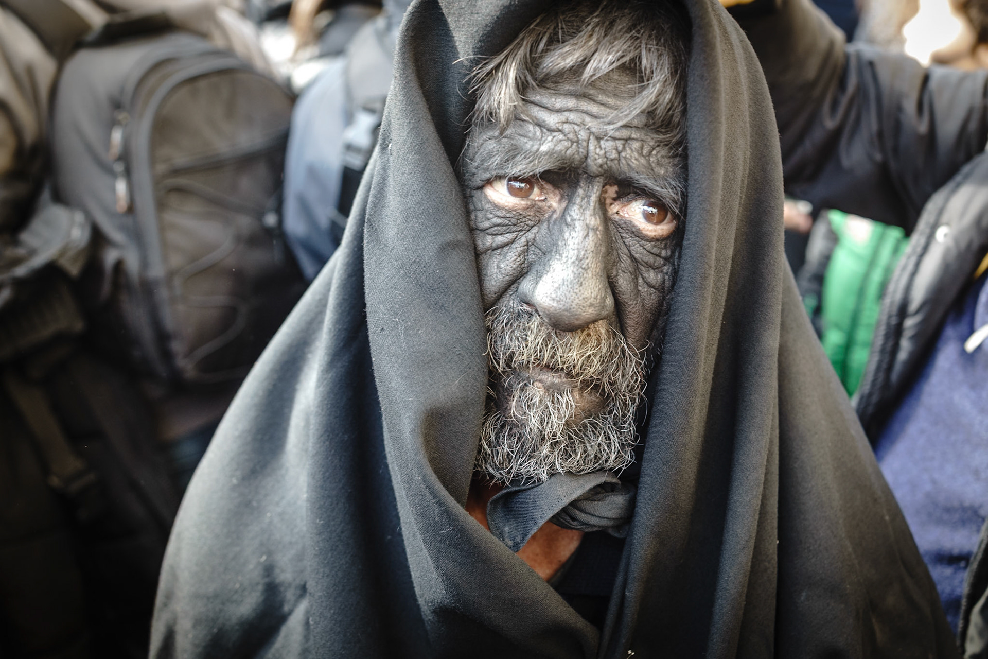Lula (Nu) - febbraio 2018un uomo anziano vestito con la maschera del Battileddo Gattia tra la follaLula (Nu) - February 2018an old man dressed in the mask of Batteddo Gattia in the mob.