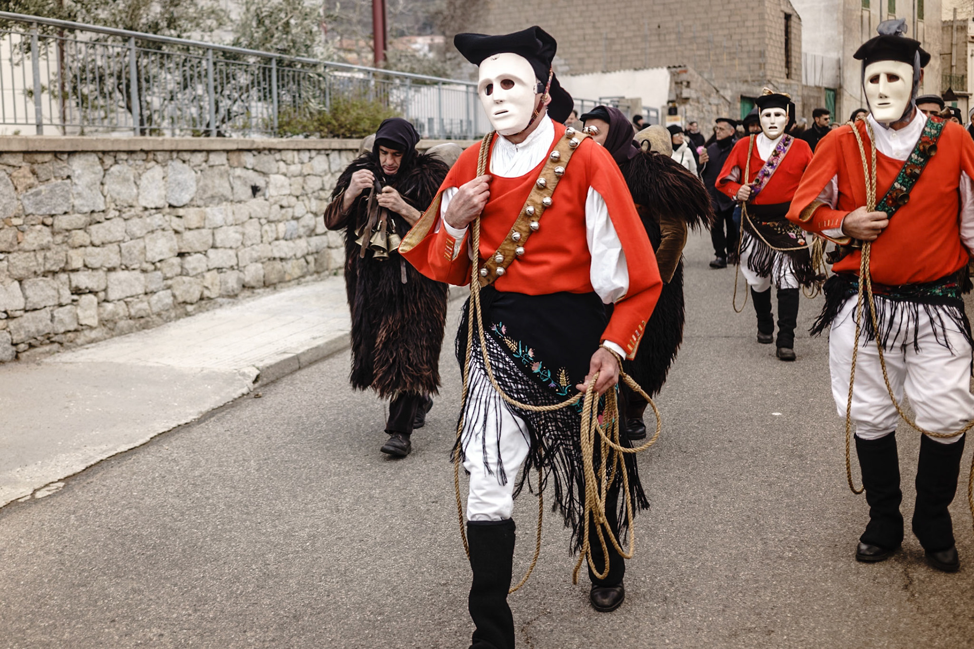 Mamoiada - febbraio 2018.la sfilata delgli Issohadores della pro loco di Mamoiada.Il nome Issohadore deriva dalla fune (So'a) oggetto immancabile a questa maschera.L'uso della maschra bianca o 'visera crara' è stato reintrodotto dall'associazione della pro loco di mamoiada. Altre associazioni non ne fanno uso durante la loro sfilata.Mamoiada - February 2018the parade of the Issohadores of the pro loco of Mamoiada.The name Issohadore derives from the rope (So'a) object that can not be missed by this mask.The use of the white mask or 'visera crara' has been reintroduced by the association of the pro loco of mamoiada. Other associations do not use it during their show.