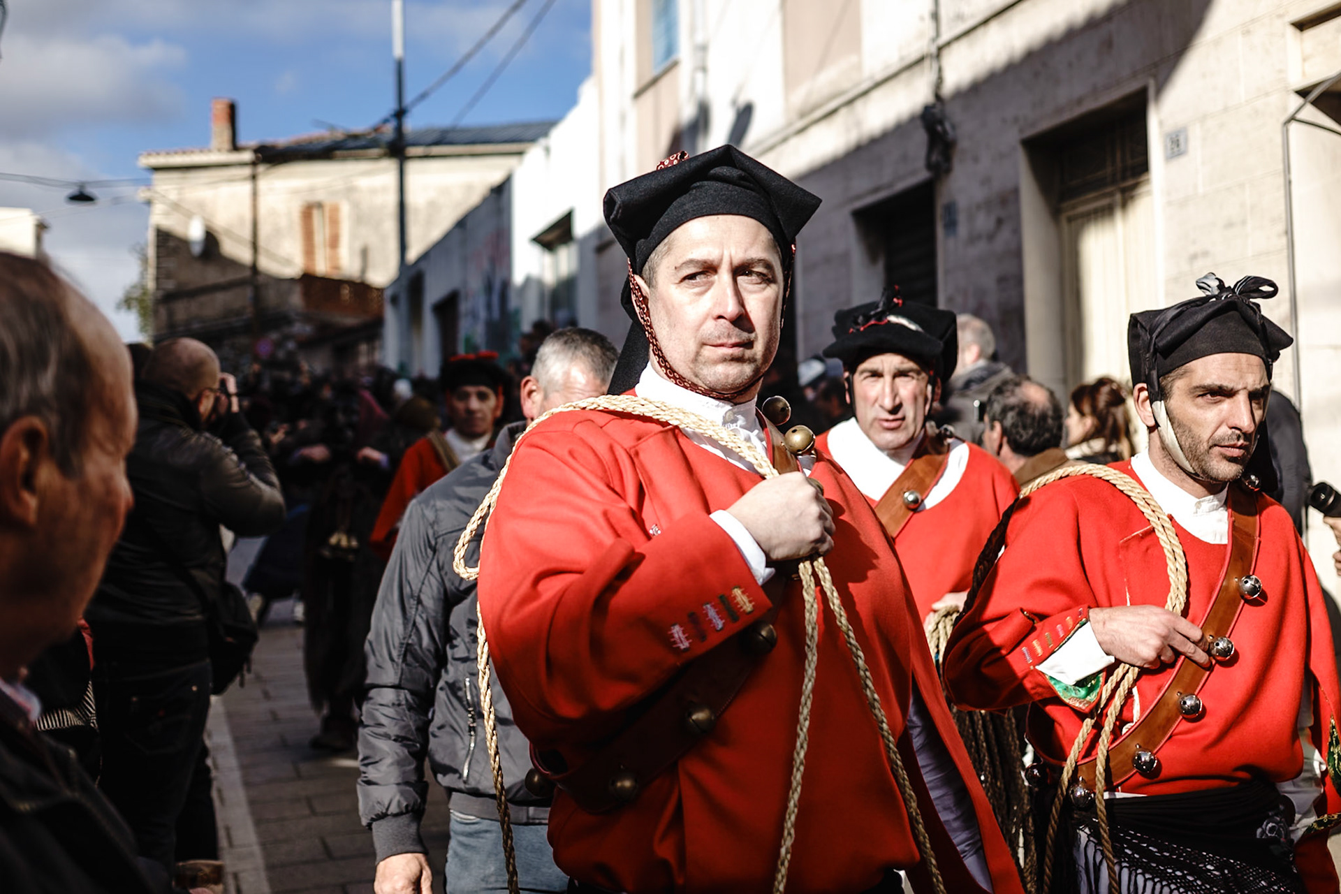 Mamoiada - febbraio 2018.L'Issohadores dell'associazione Atzenis mentre sfilano per MamoiadaGli Issohadores dell'associazione Atzenis di Mamoiada non indossano la maschera bianca.Mamoiada - February 2018The Issohadores of the Atzenis association while they parade for MamoiadaThe Issohadores of the Atzenis association of Mamoiada do not wear the white mask.