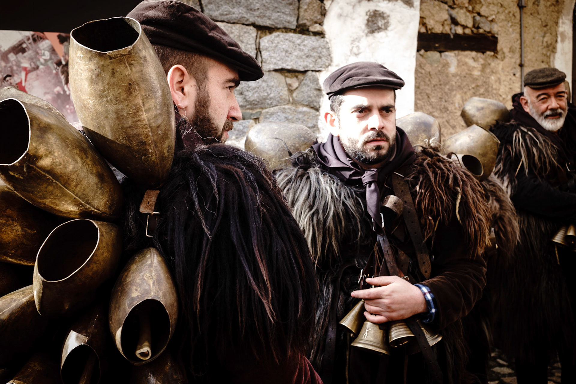 Mamoiada - febbraio 2018.Mamuthones durante la vestizione.La maschera tipica dei mamuthones è composta da pelli di pecora nera e campanacci legati sulla schiena e piccoli campanelli legati di fronte.Il peso dei campanacci sulla schiena arriva a superare i 35kg. Mamoiada - February 2018Mamuthones during the dressing.The typical mask of the mamuthones is composed of black sheep skins and bells tied on the back and small bells tied in front.The weight of the cowbells on the back reaches over 35kg.