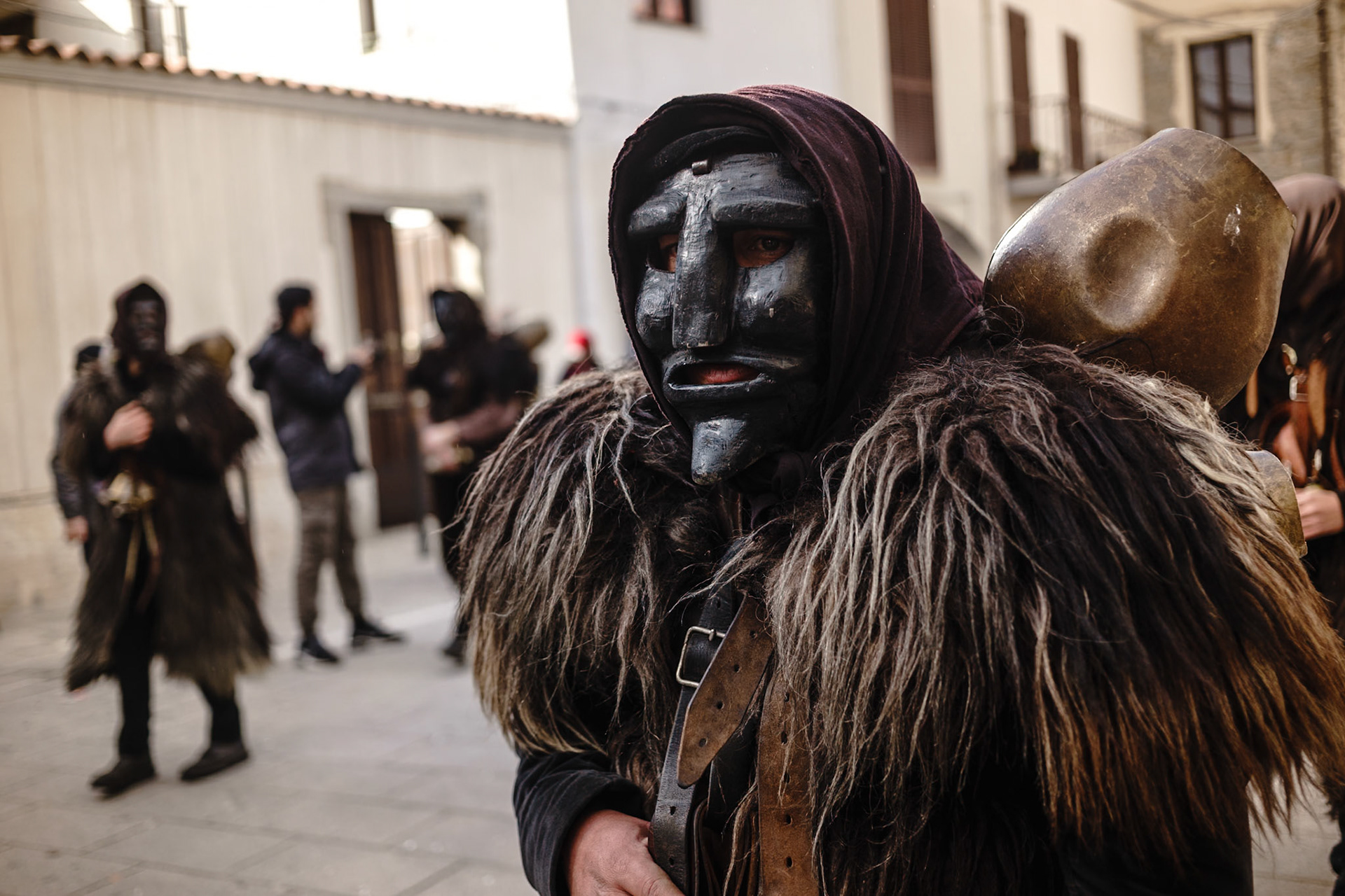 Mamoiada (Nu) - Febbraio 2018.Le maschere dei mamuthones mentre sfilano per il paese.La maschera, in legno nero, insieme alle pelli di pecora nera, rappresentano il tipico costume del carnevale mamoiadino.Mamoiada (Nu) - February 2018.Masks of mamuthones as they parade through the country.The mask, in black wood, together with black sheepskins, represent the typical costume of the Mamoiadine carnival.